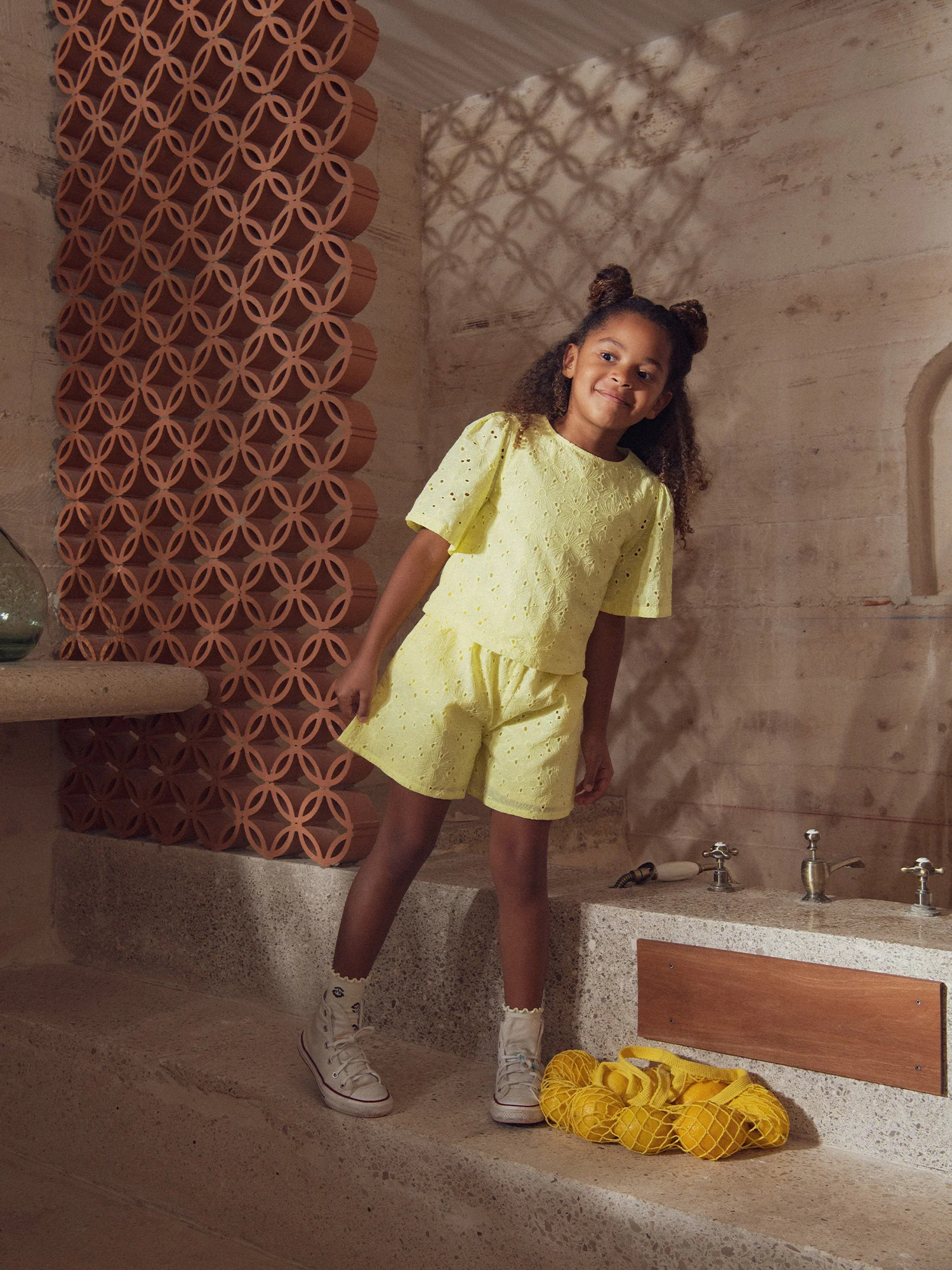 Blouse jaune pâle en broderie anglaise pour fille - Image 2