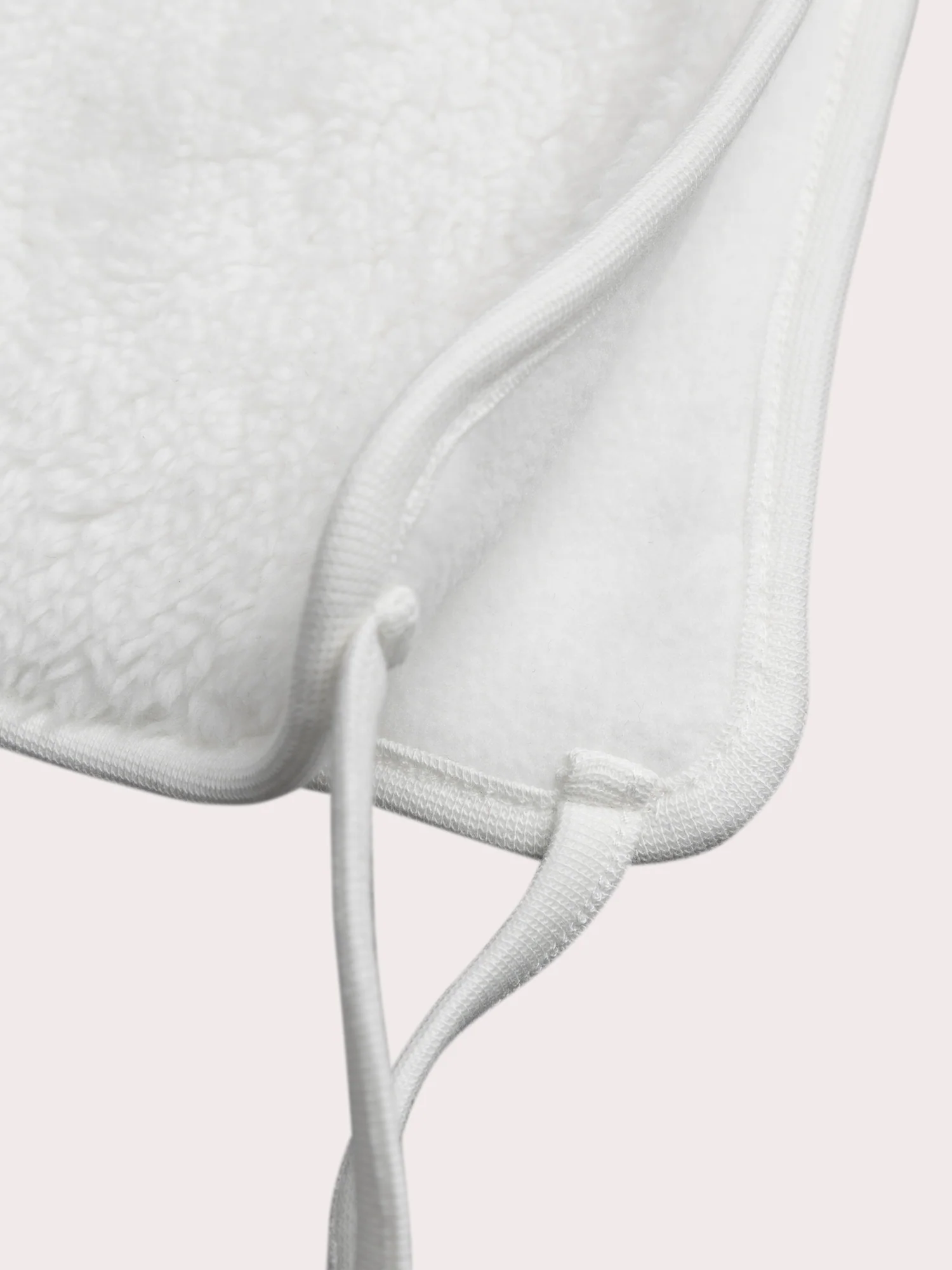 Bonnet blanc de naissance en sherpa - Image 4