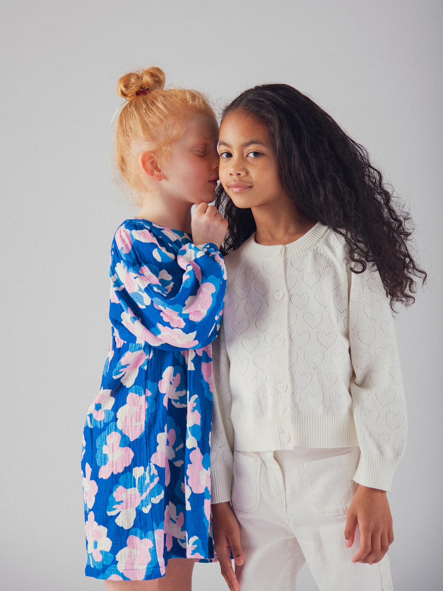 Cardigan blanc cassé ajourée  coeur pour fille - Image 3