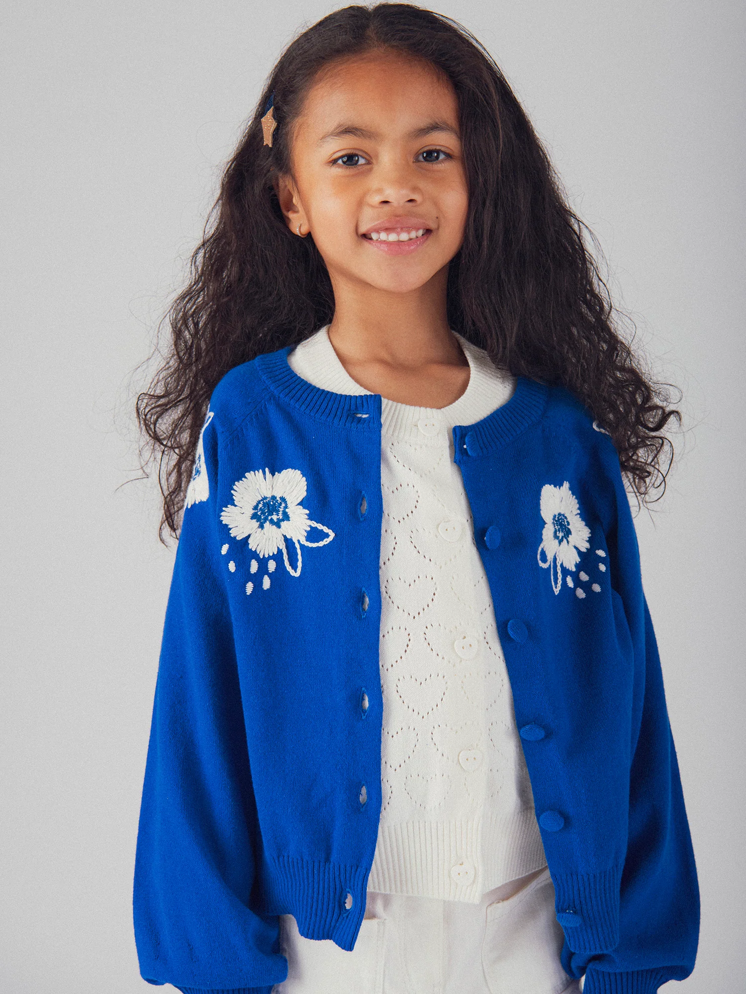 Cardigan bleu à broderie fleurs pour fille - Image 2