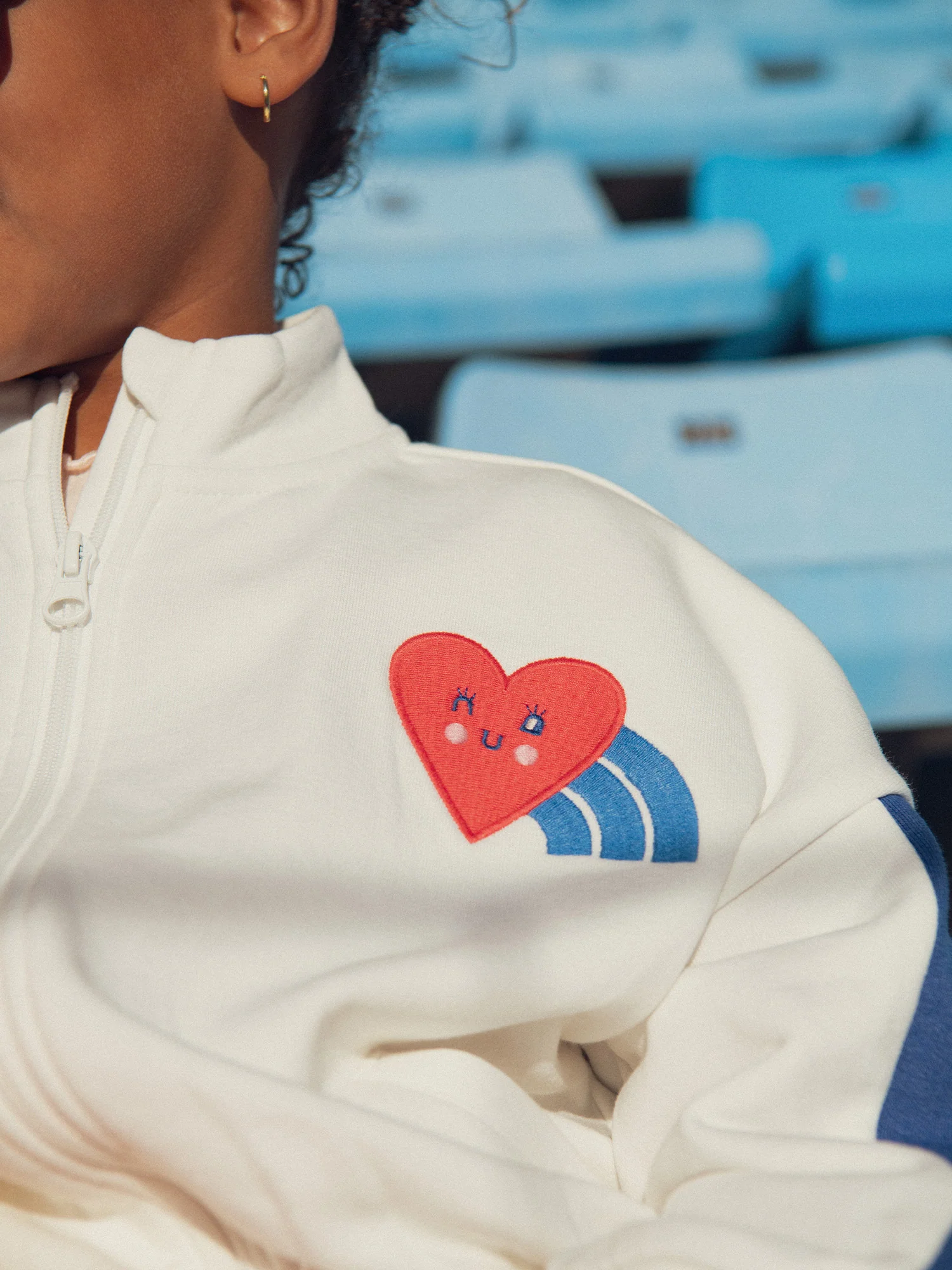 Cardigan écru zippé avec badge poitrine pour fille - Image 4