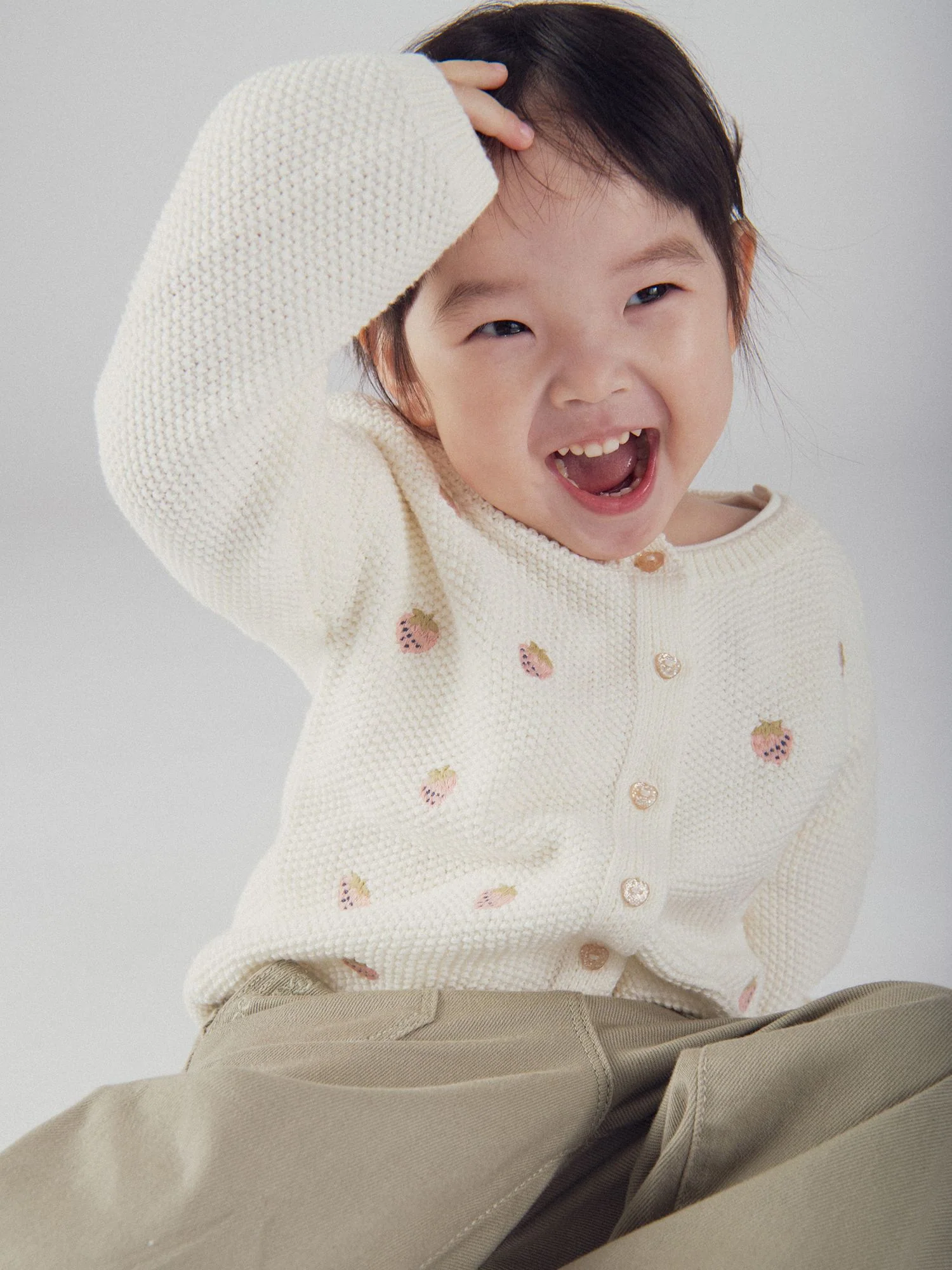Cardigan en tricot écru avec broderie fraise pour bébé fille - Image 3