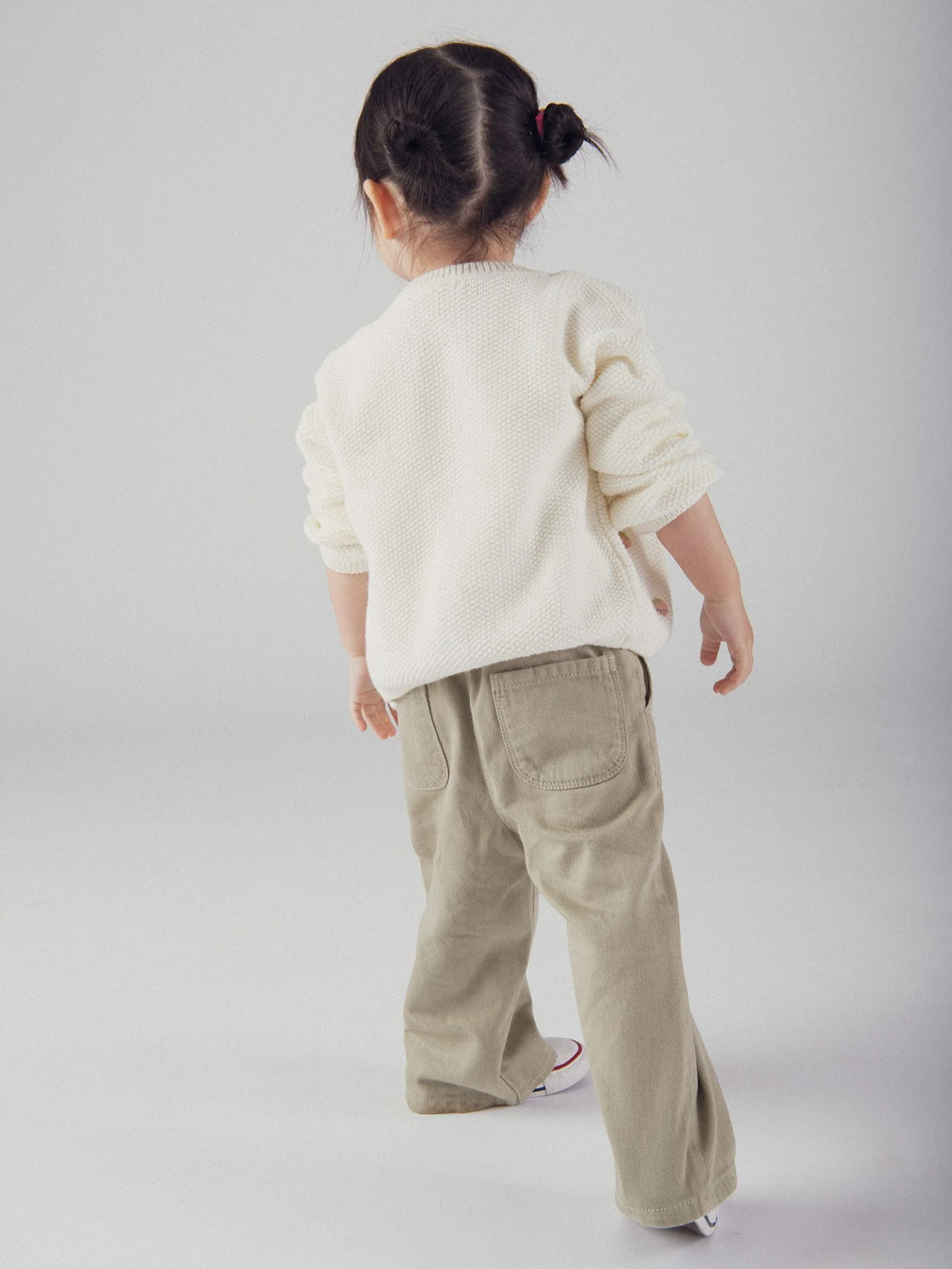 Cardigan en tricot écru avec broderie fraise pour bébé fille - Image 9