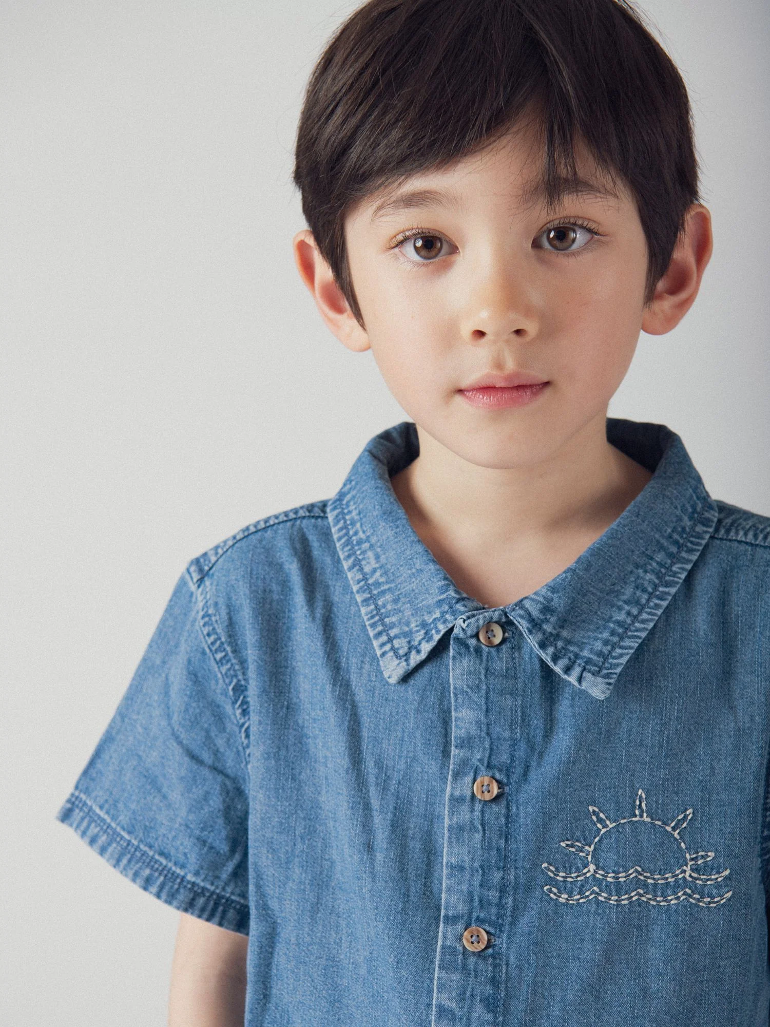 Chemise en denim bleue broderie soleil pour garçon - Image 3