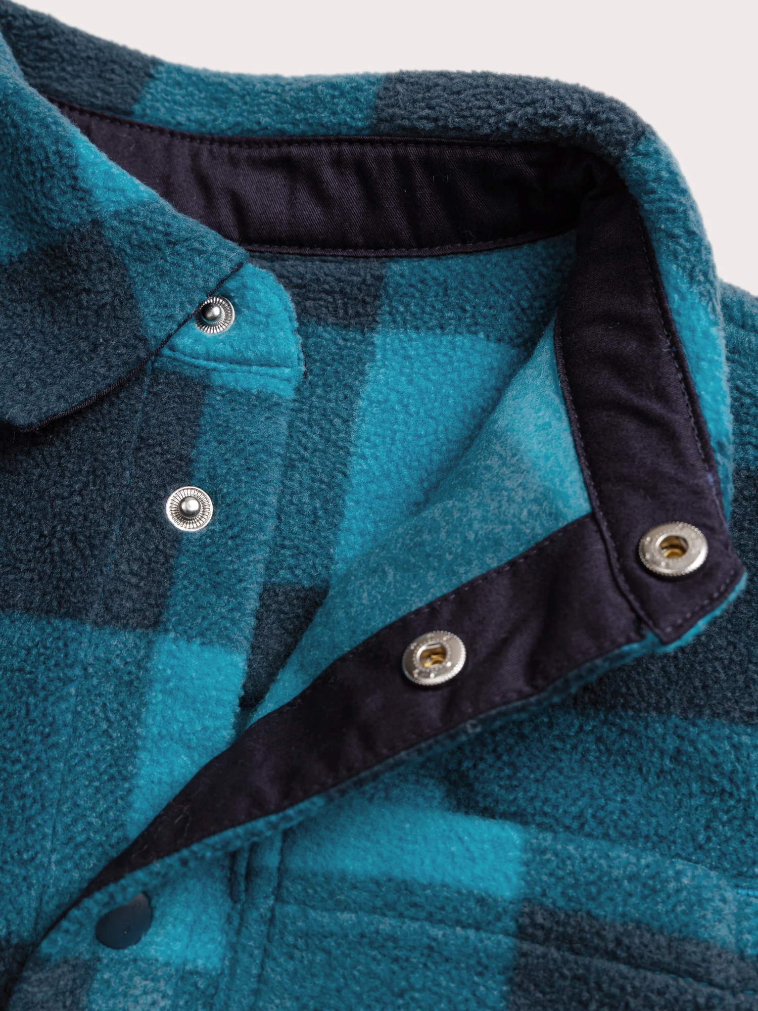 Chemise à carreaux noirs et bleus en polaire - Image 4