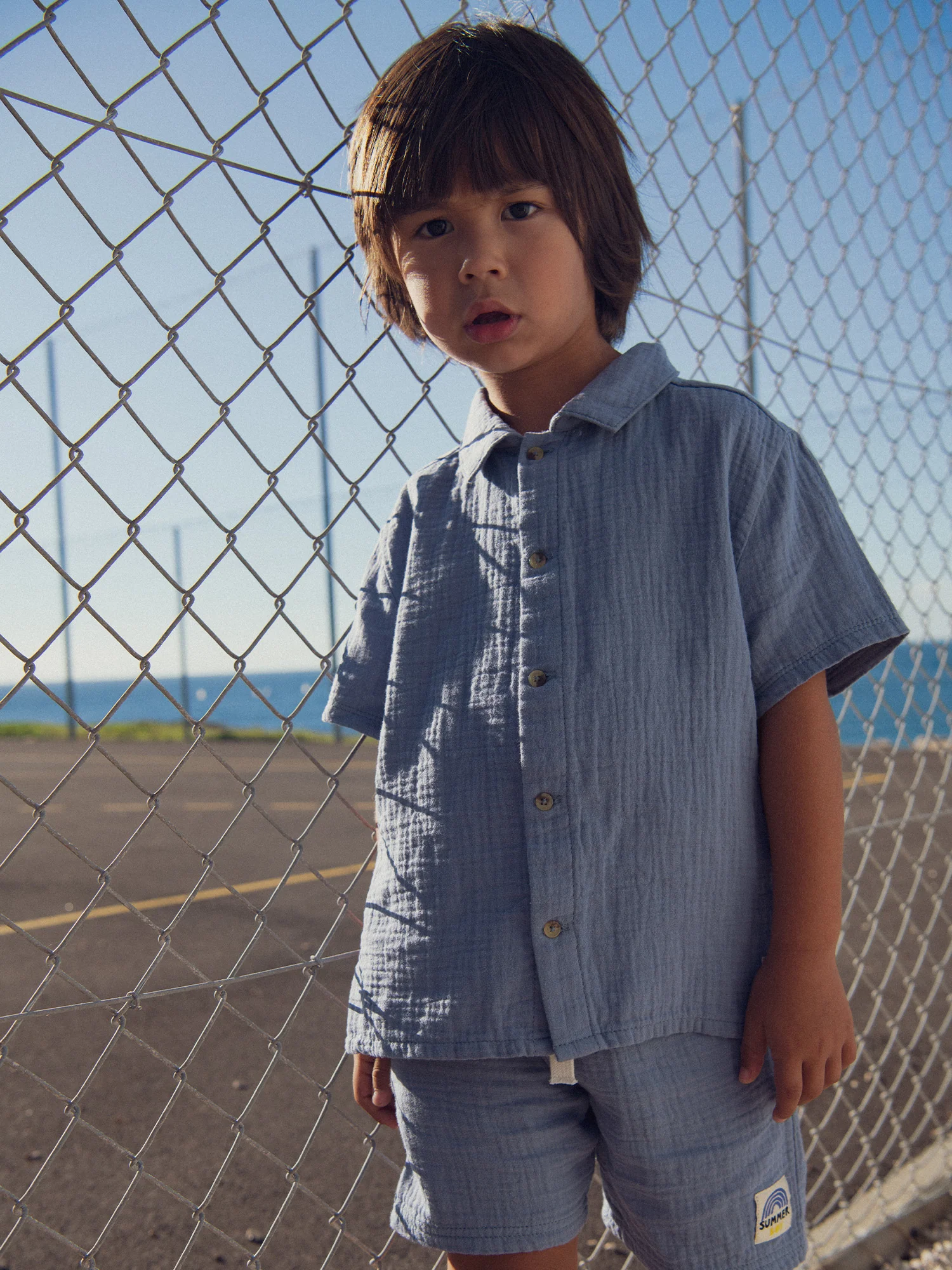 Chemise bleue étiquette fantaisie pour garçon - Image 2