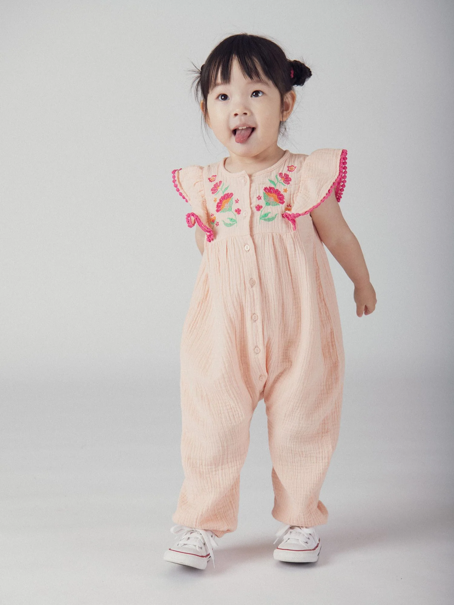 Combinaison à volants et broderie "FLEURS" rose poudré pour bébé fille - Image 3