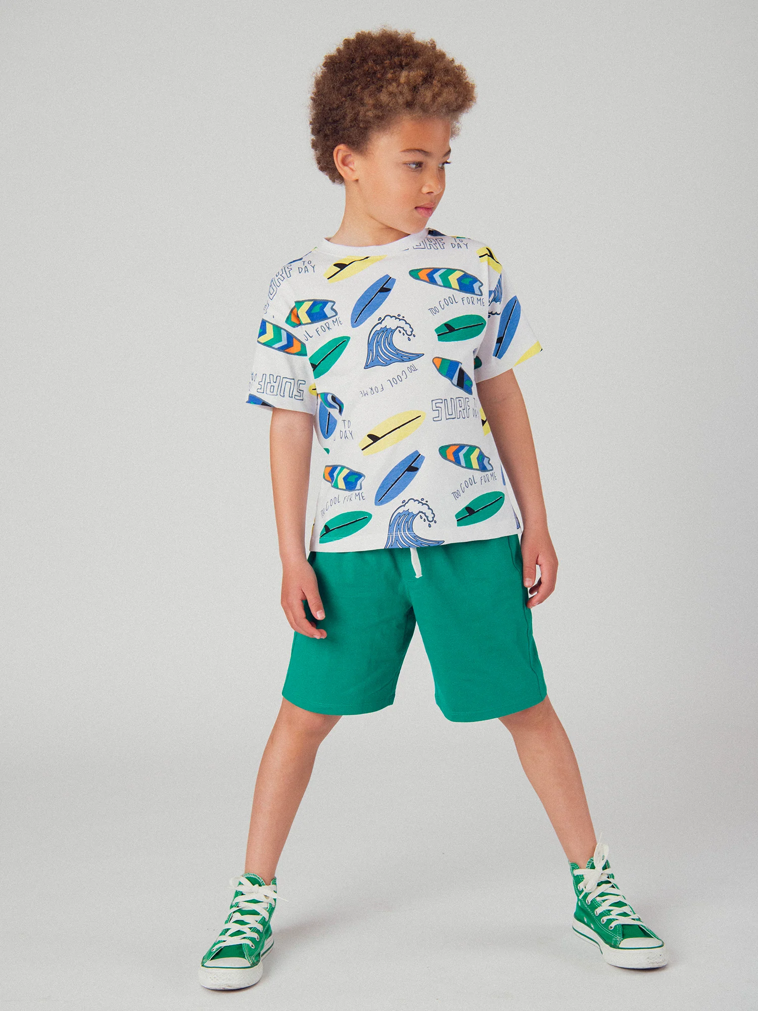 Ensemble t-shirt blanc et short vert avec imprimé pour garçon - Image 2