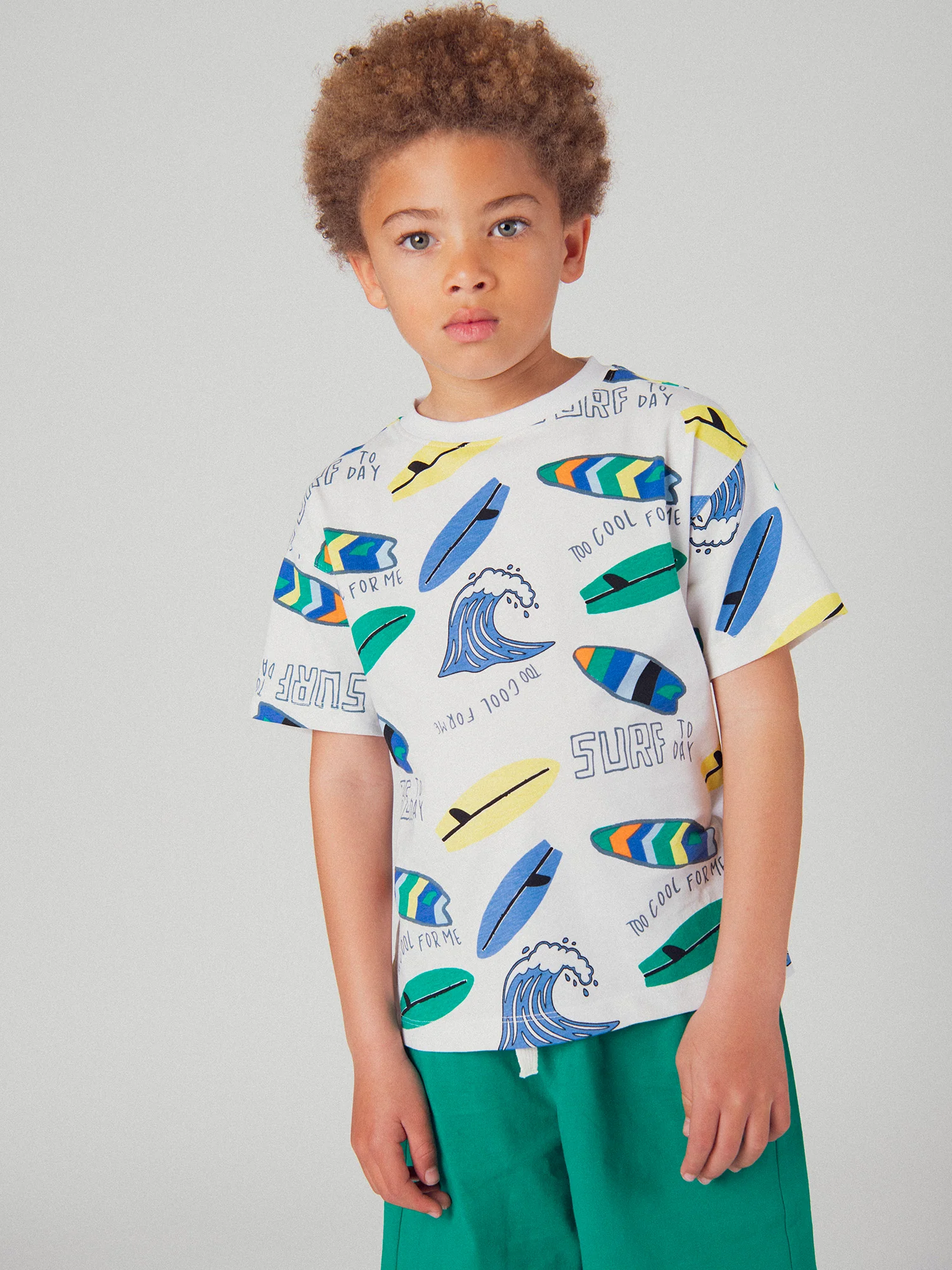 Ensemble t-shirt blanc et short vert avec imprimé pour garçon - Image 3