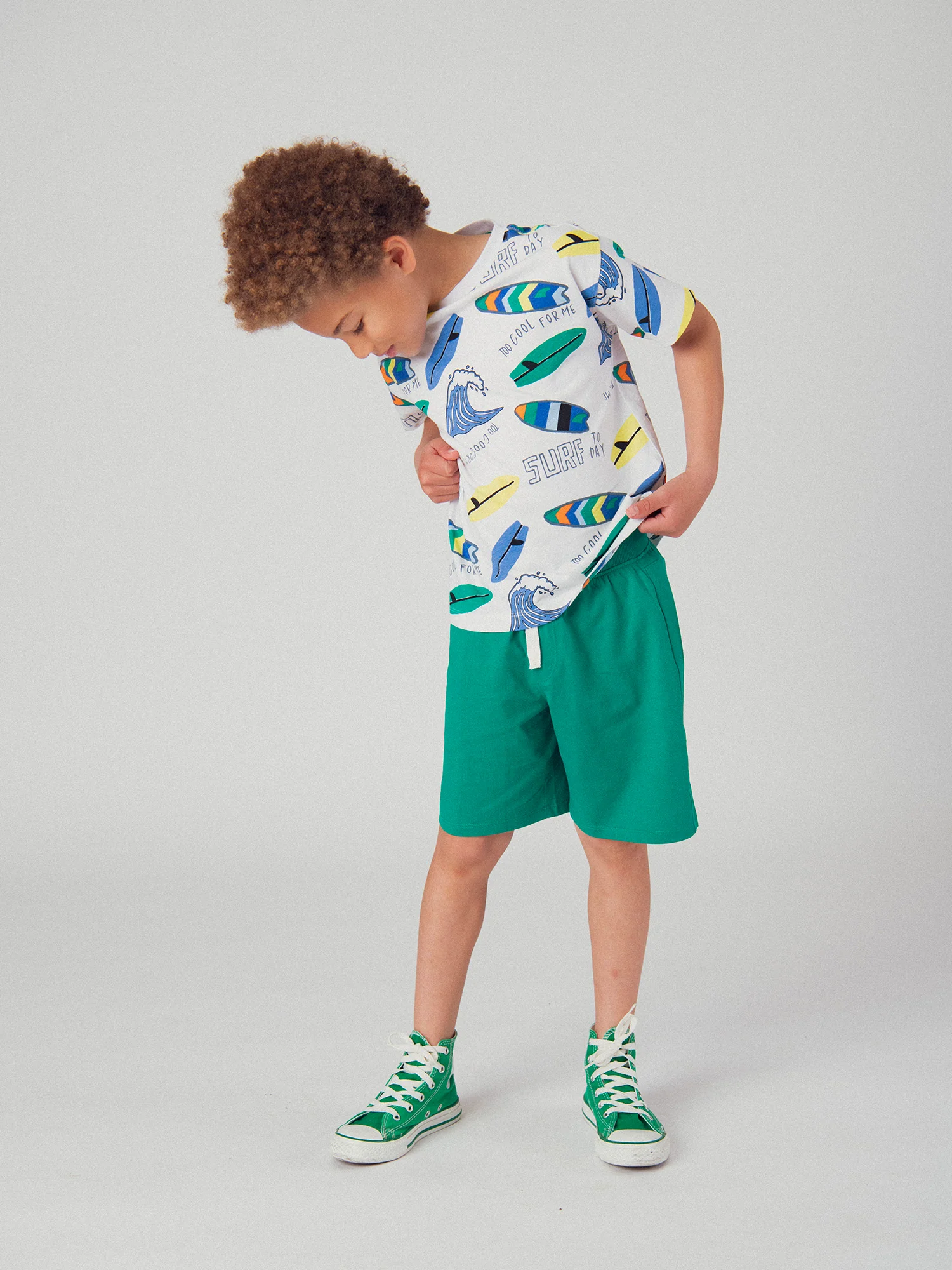 Ensemble t-shirt blanc et short vert avec imprimé pour garçon - Image 4