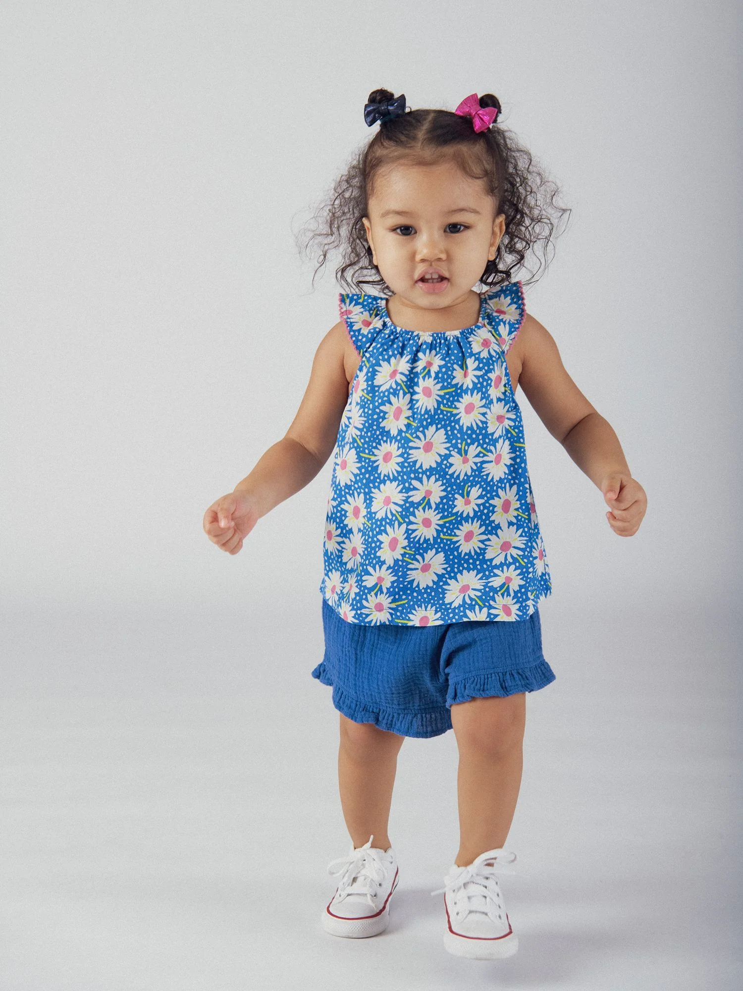 Ensemble bleu top à fleurs et short uni pour bébé fille - Image 2