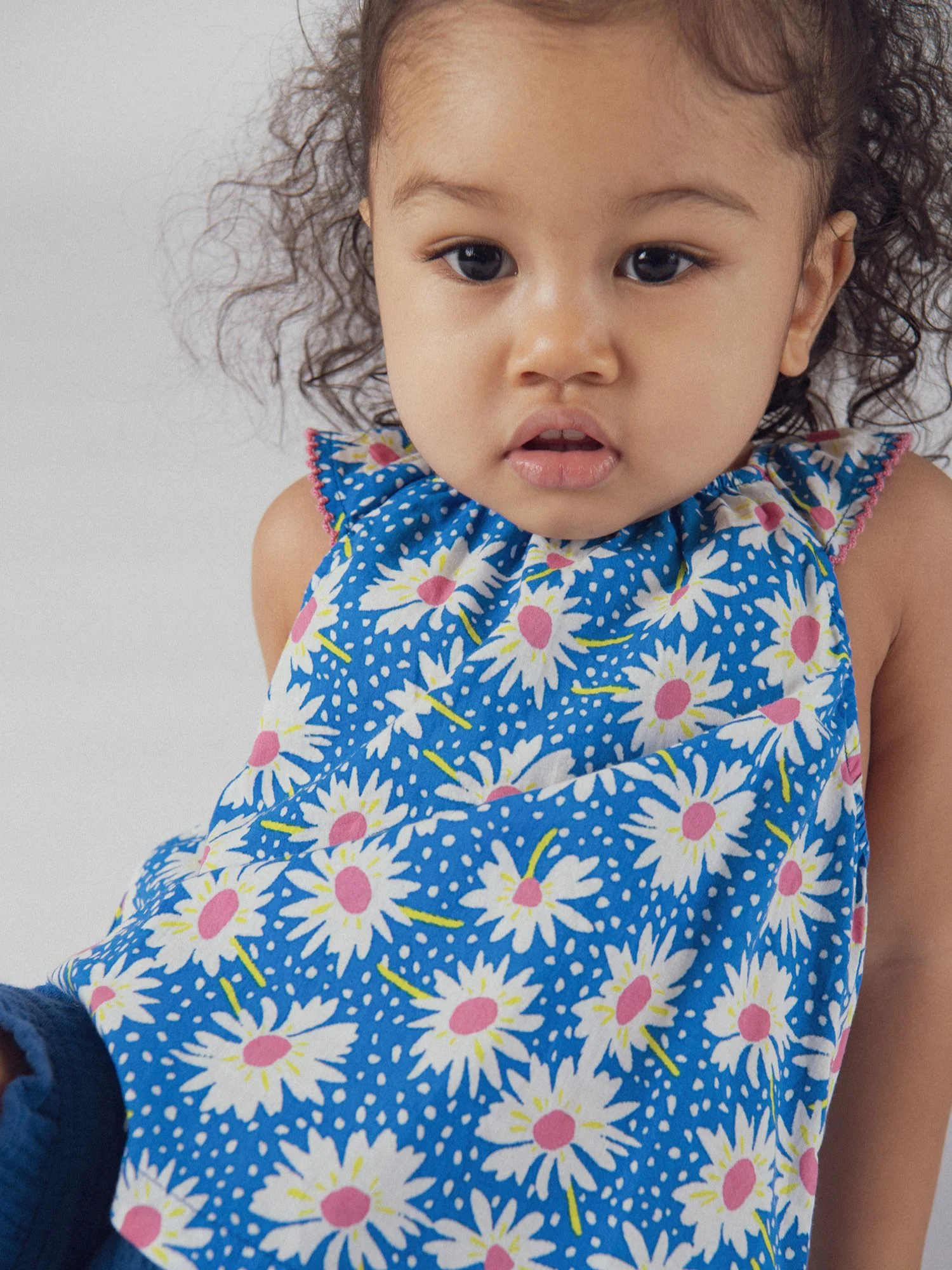 Ensemble bleu top à fleurs et short uni pour bébé fille - Image 3