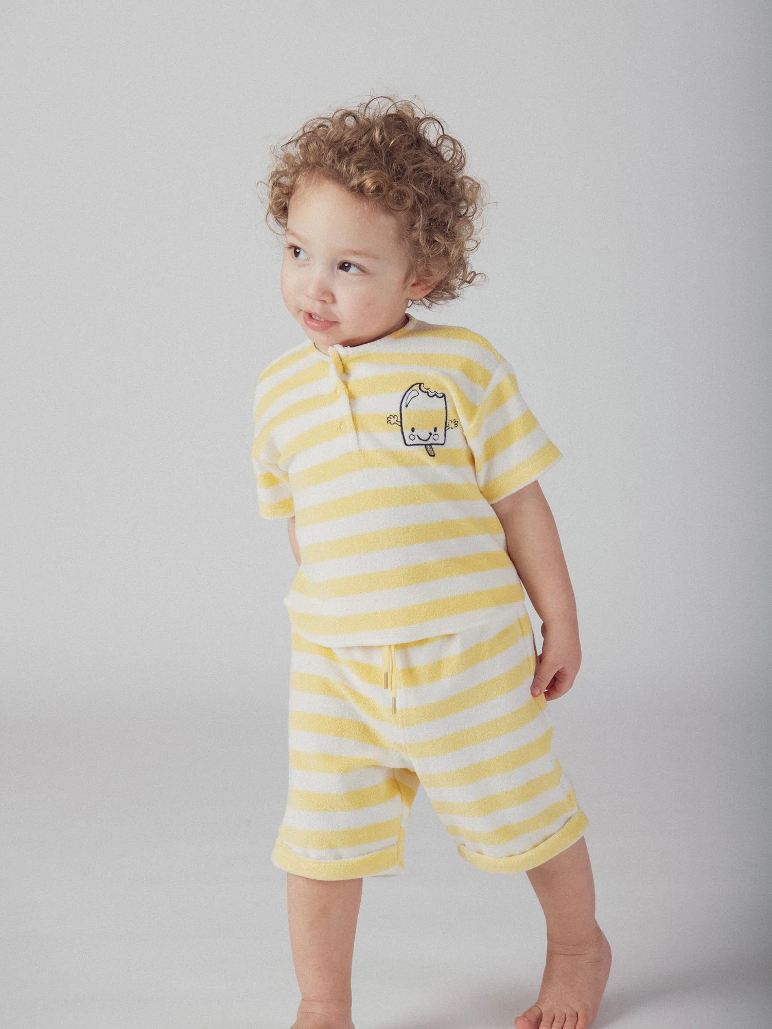 Ensemble t-shirt et short rayé Jaune paille pour bébé garçon - Image 4