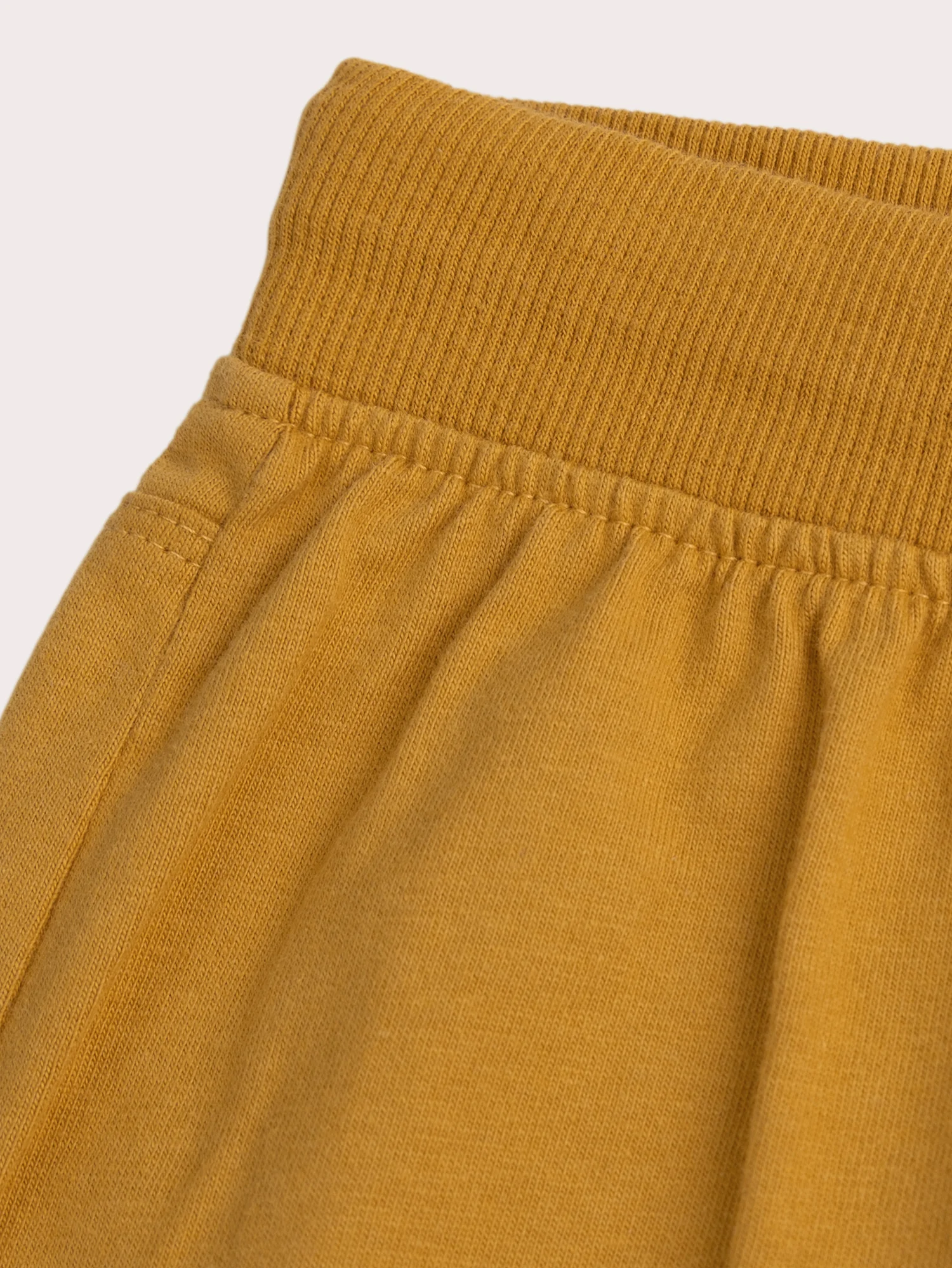 Ensemble t-shirt imprimé skateboard et short moutarde - Image 7