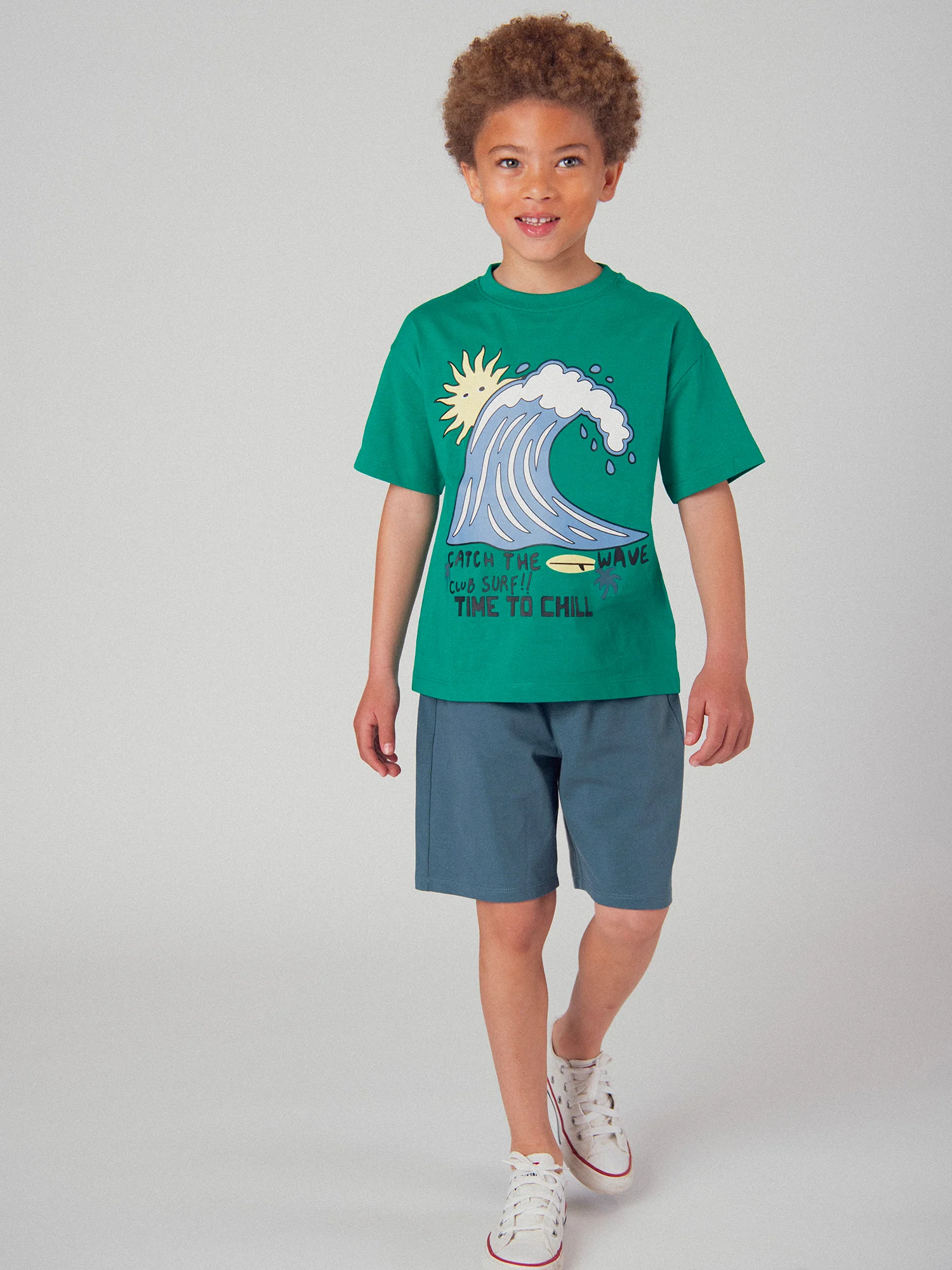Ensemble t-shirt vert et short bleu foncé avec animation pour garçon - Image 2