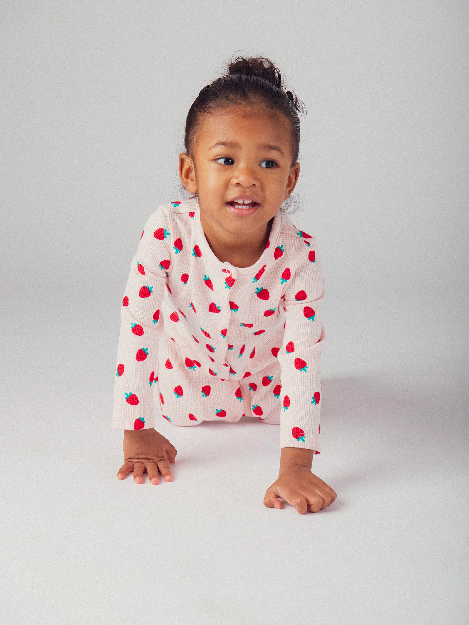 Grenouillère rose avec imprimé intégral fraises pour bébé fille - Image 2