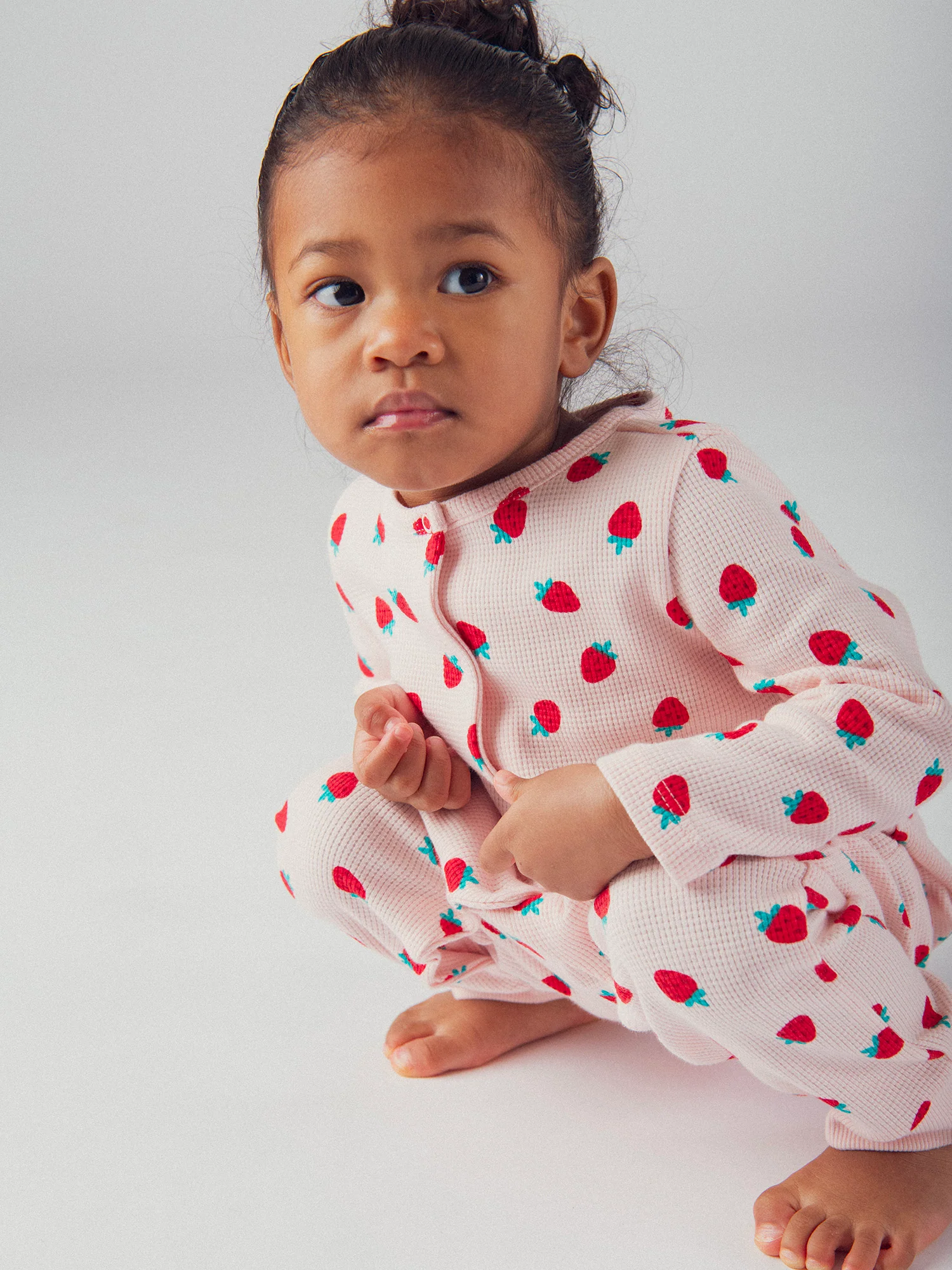 Grenouillère rose avec imprimé intégral fraises pour bébé fille - Image 3