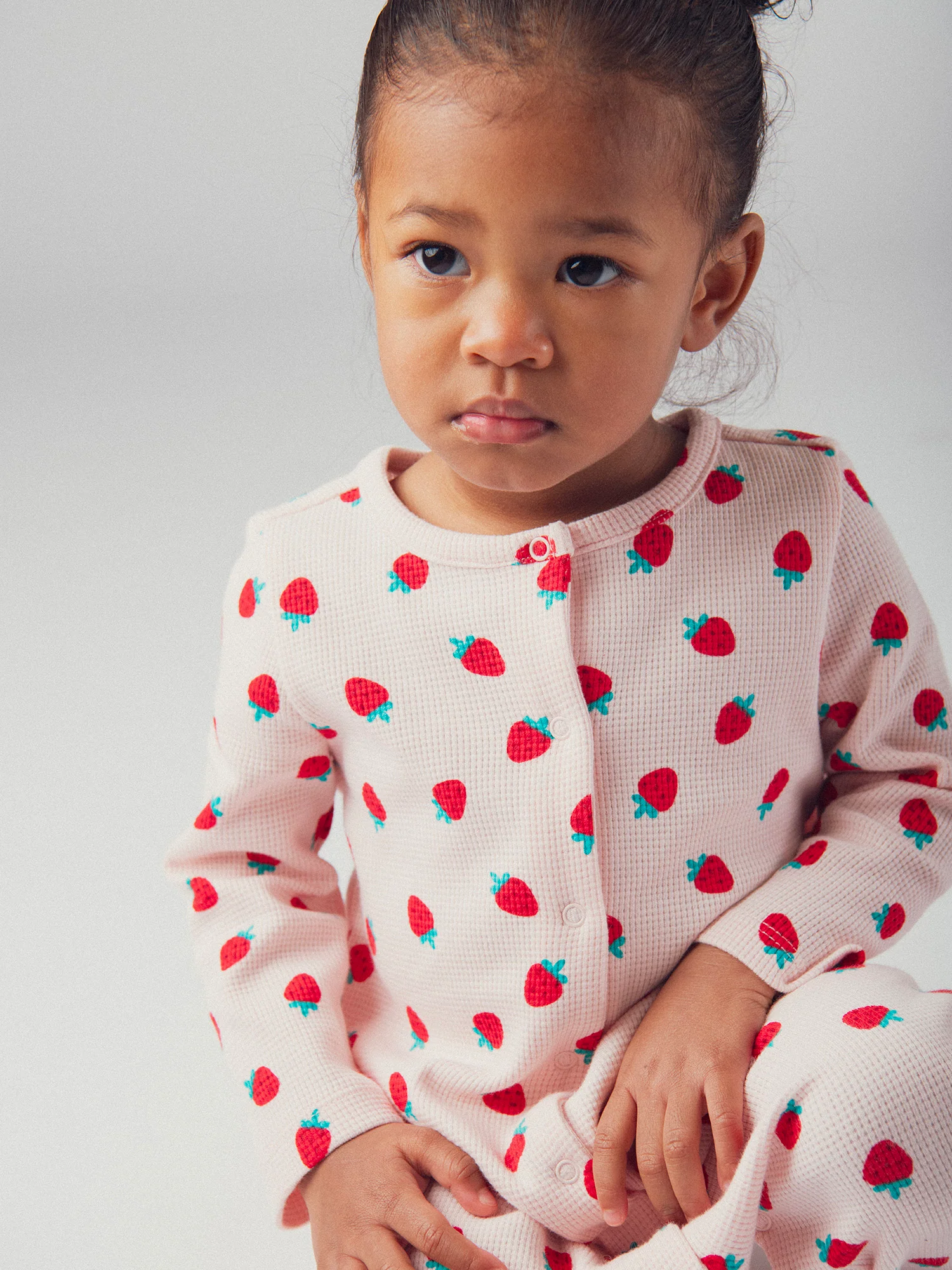Grenouillère rose avec imprimé intégral fraises pour bébé fille - Image 4