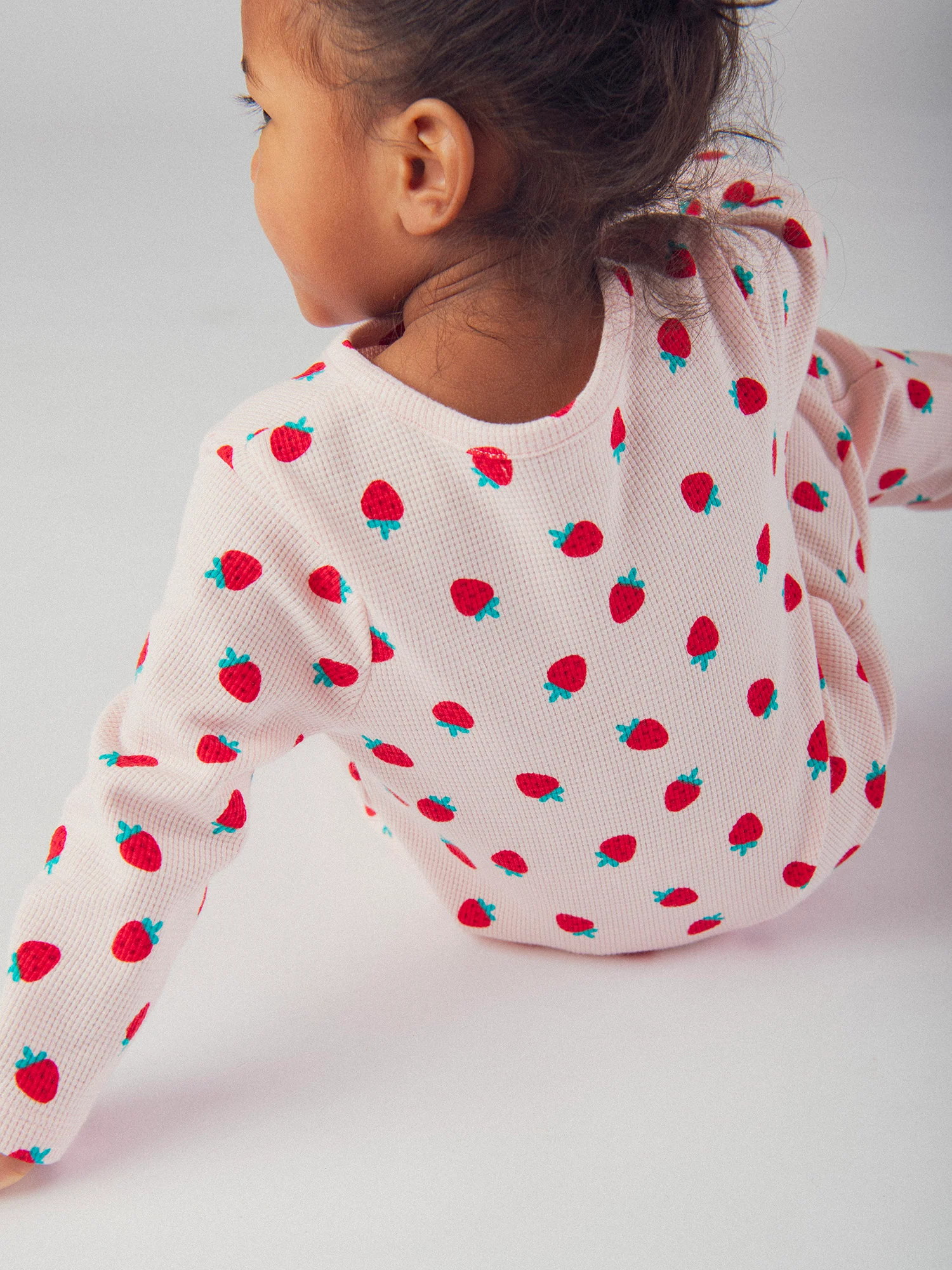 Grenouillère rose avec imprimé intégral fraises pour bébé fille - Image 5