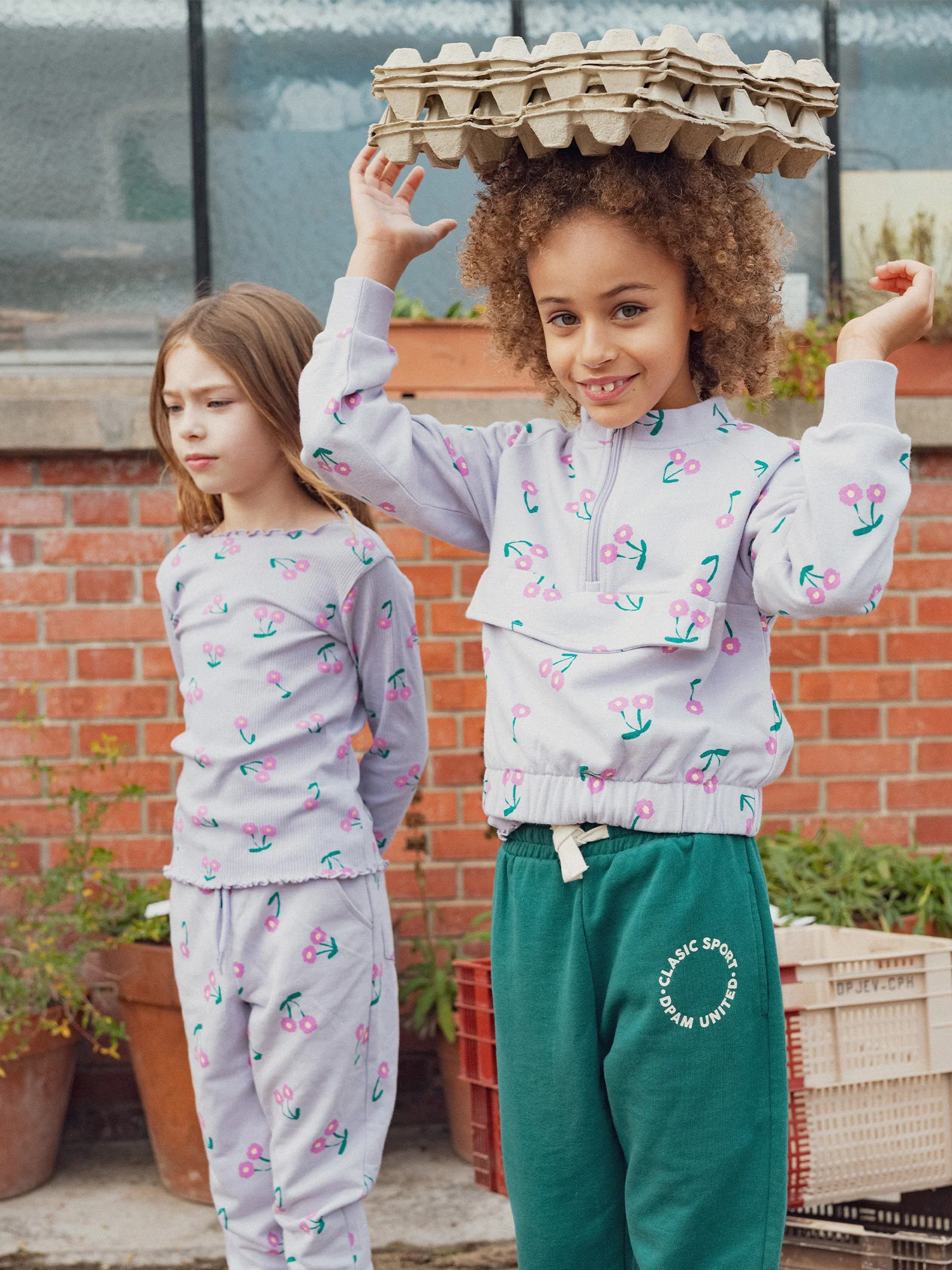 Haut de jogging violet imprimé fleurs pour fille - Image 2
