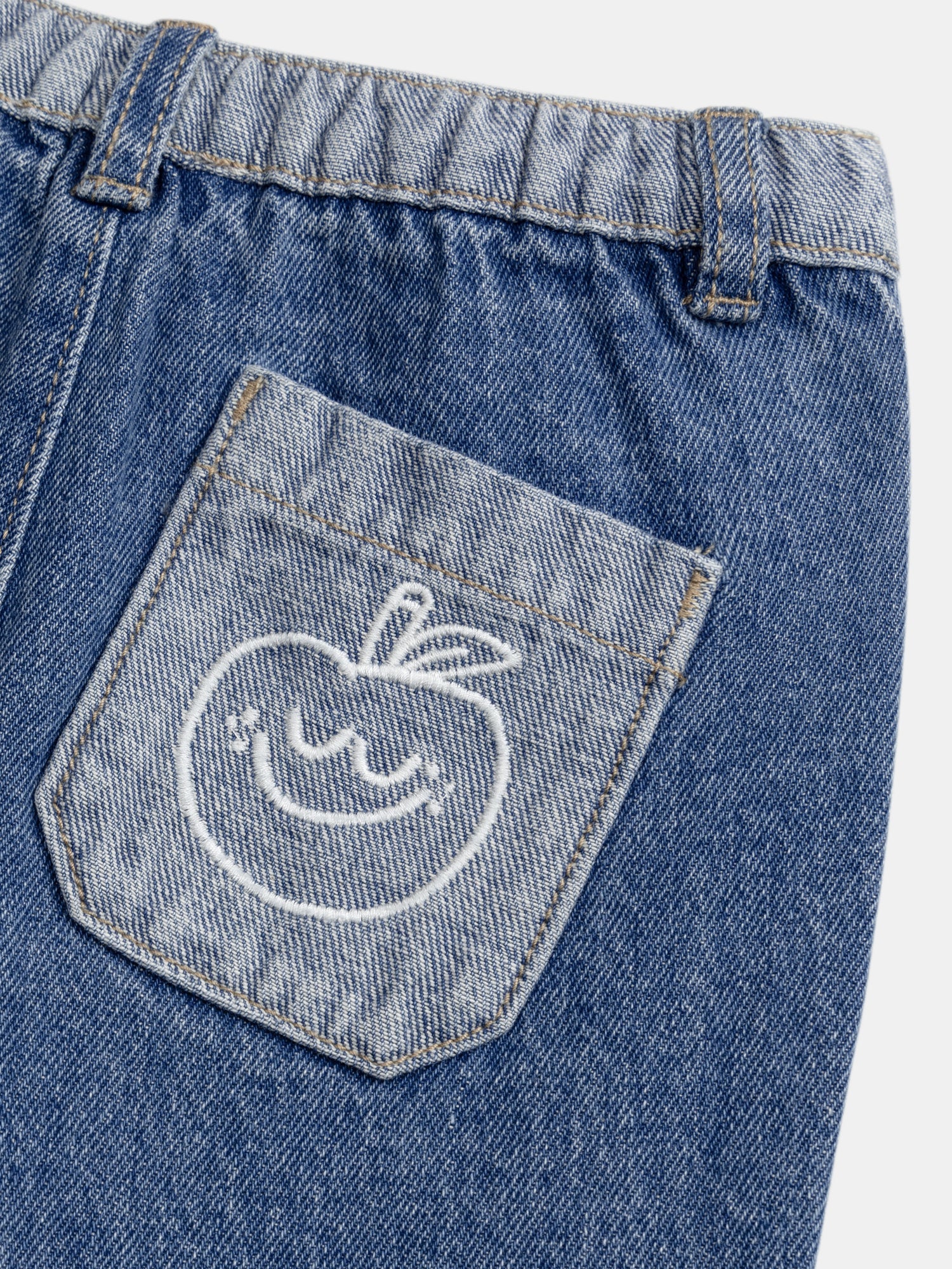 Jean bleu bicolore motif pomme pour bébé garçon - Image 6