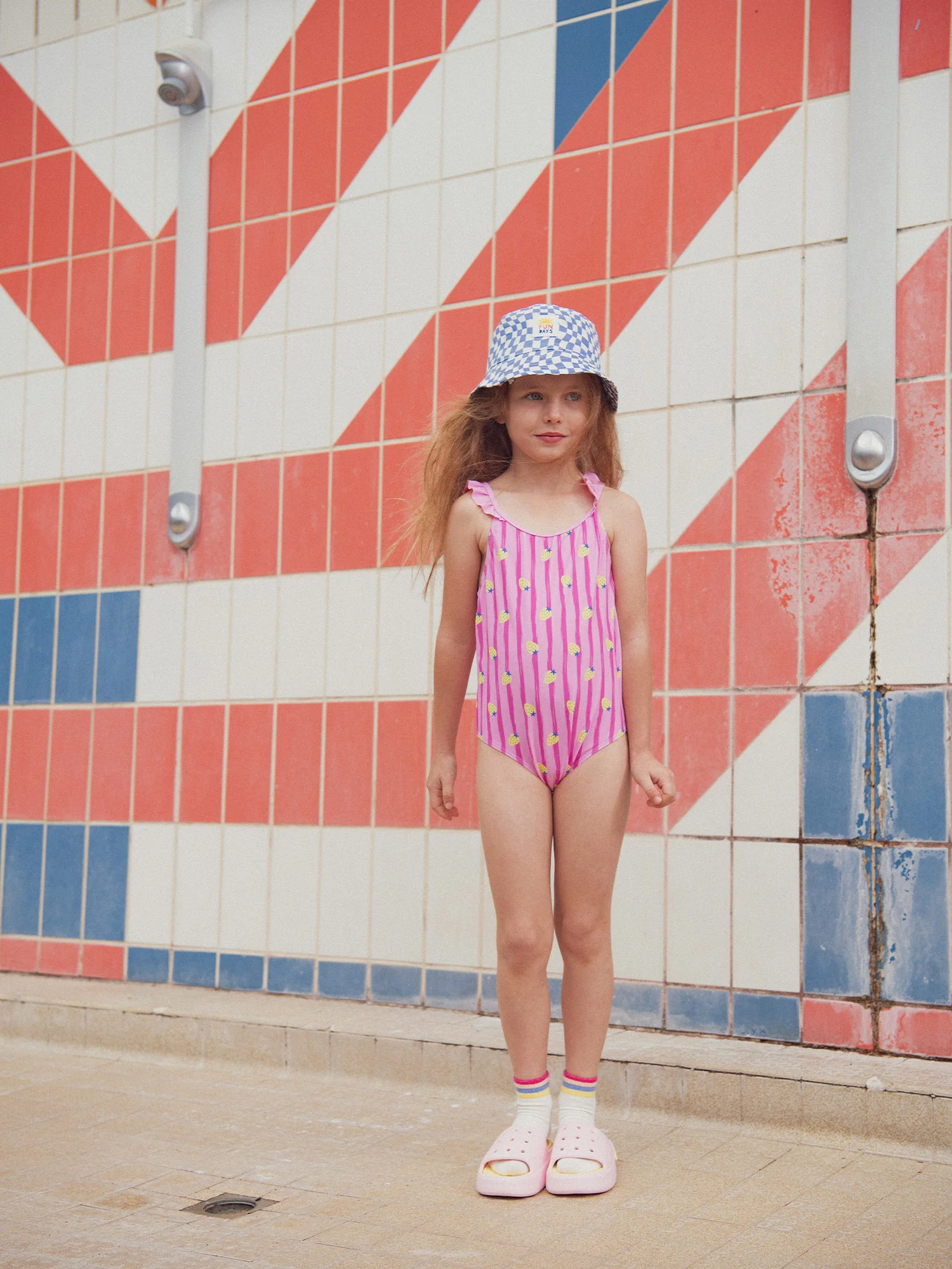 Maillot de bain 1 pièce imprimé fraises à rayures roses - Image 2