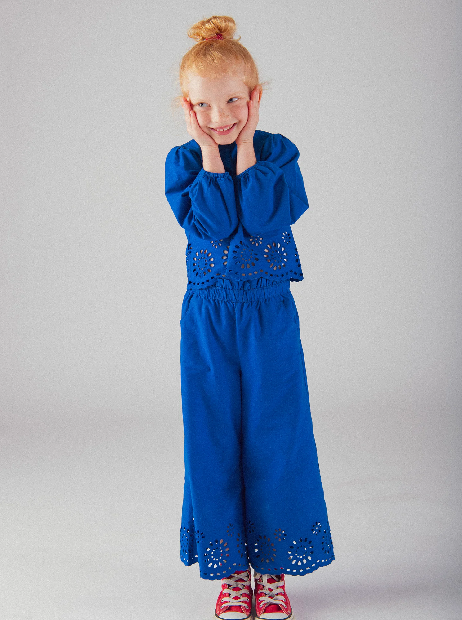 Pantalon bleu à broderie anglaise pour fille - Image 2
