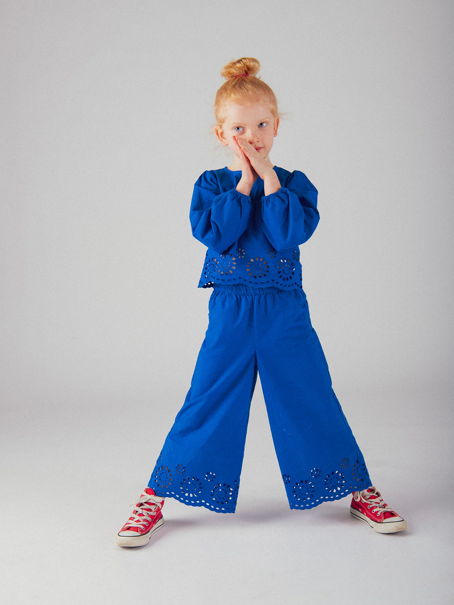 Pantalon bleu à broderie anglaise pour fille - Image 3