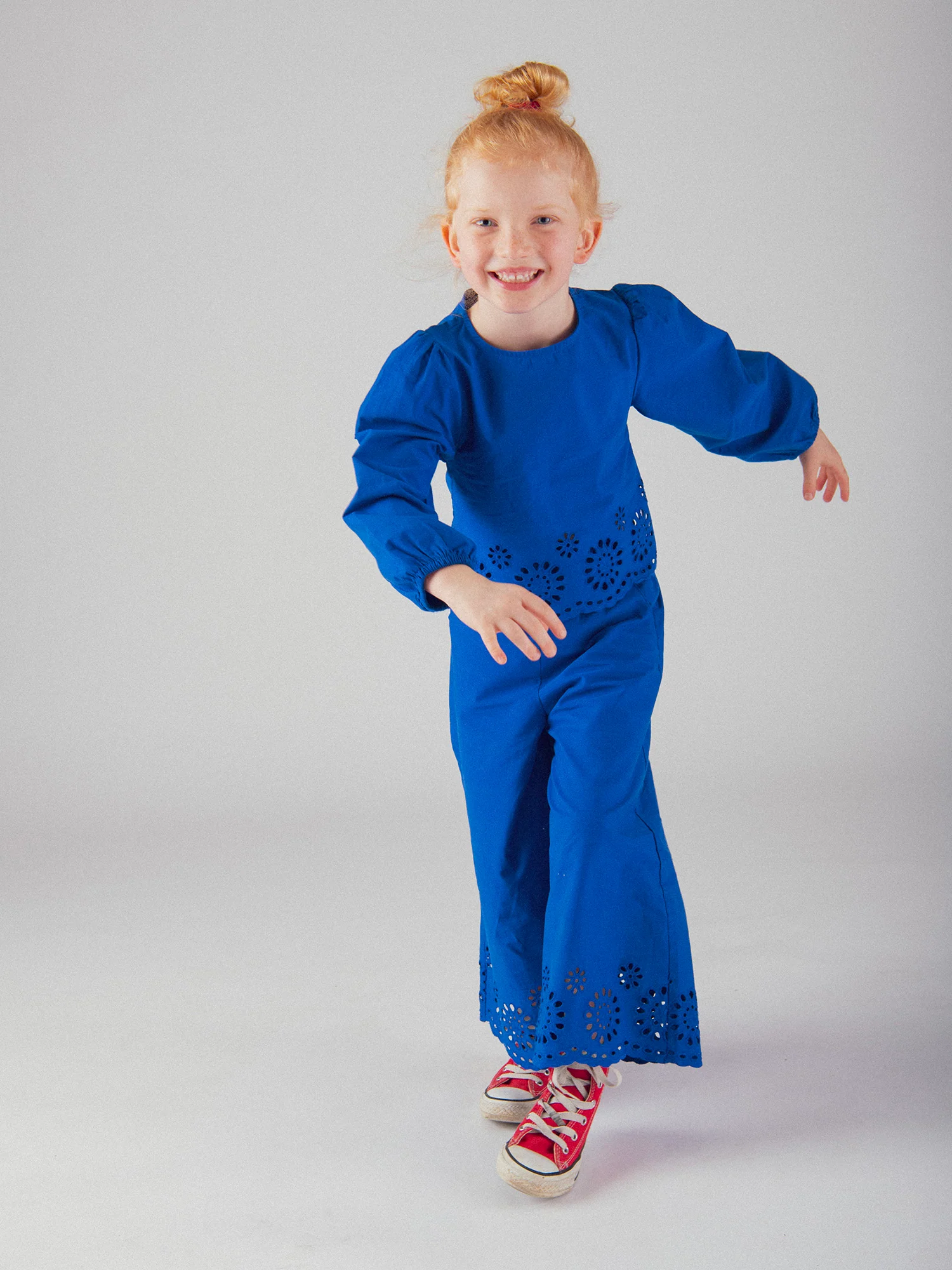 Pantalon bleu à broderie anglaise pour fille - Image 4