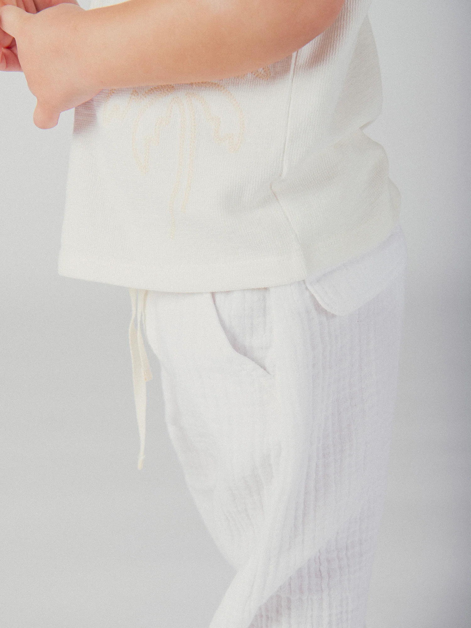 Pantalon écru avec revers ajustables pour bébé garçon - Image 3