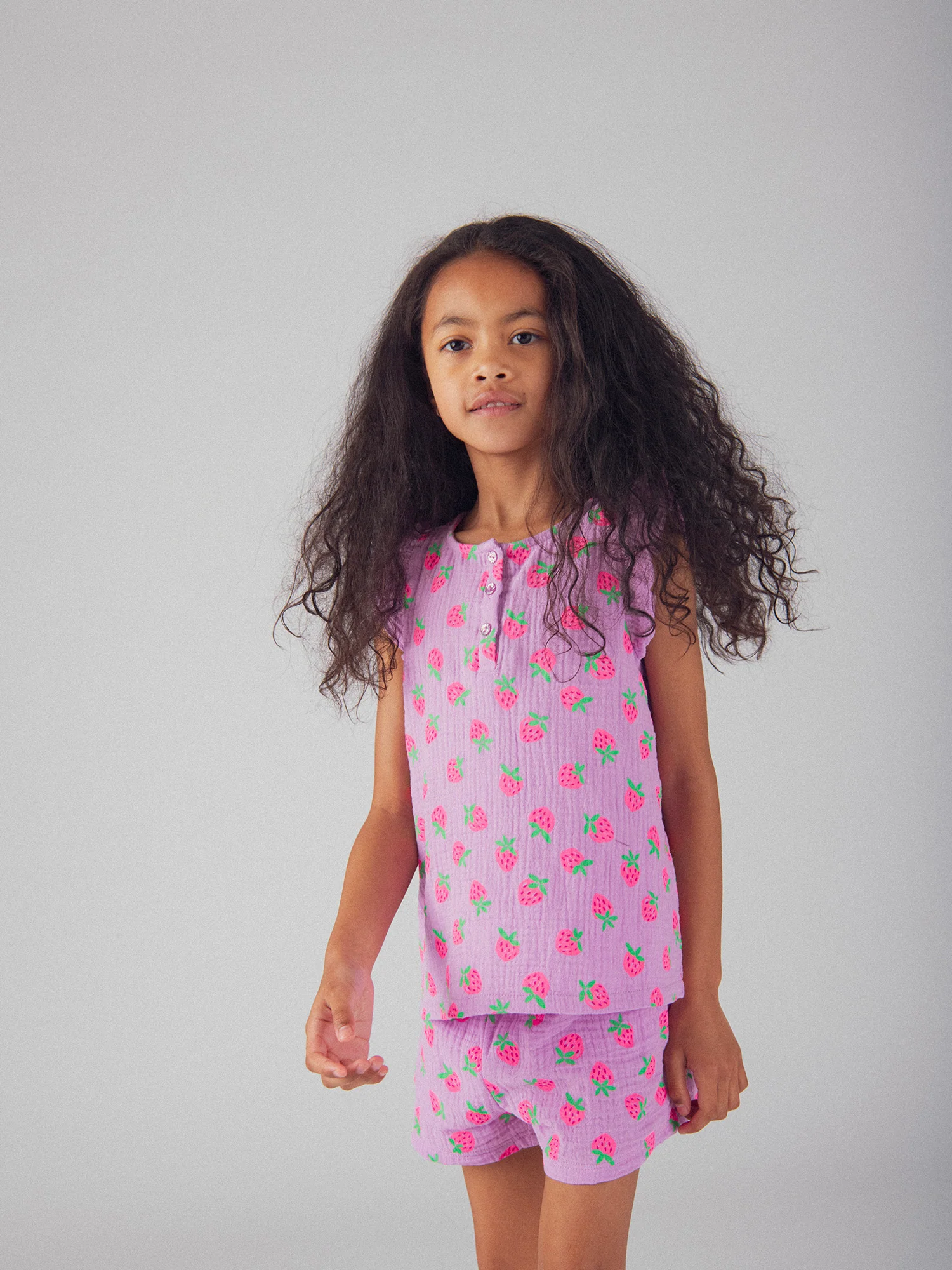 Pyjama court violet imprimé "Fraises Gourmandes" pour enfant fille - Image 2