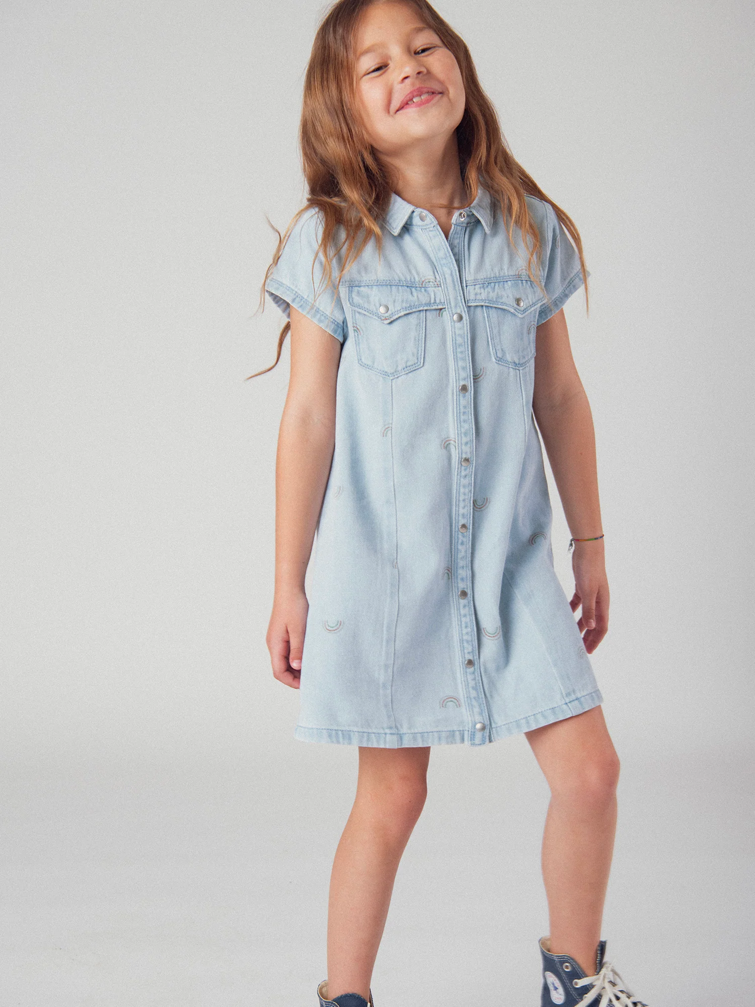 Robe en denim bleu clair et imprimé arc en ciel pour fille - Image 2