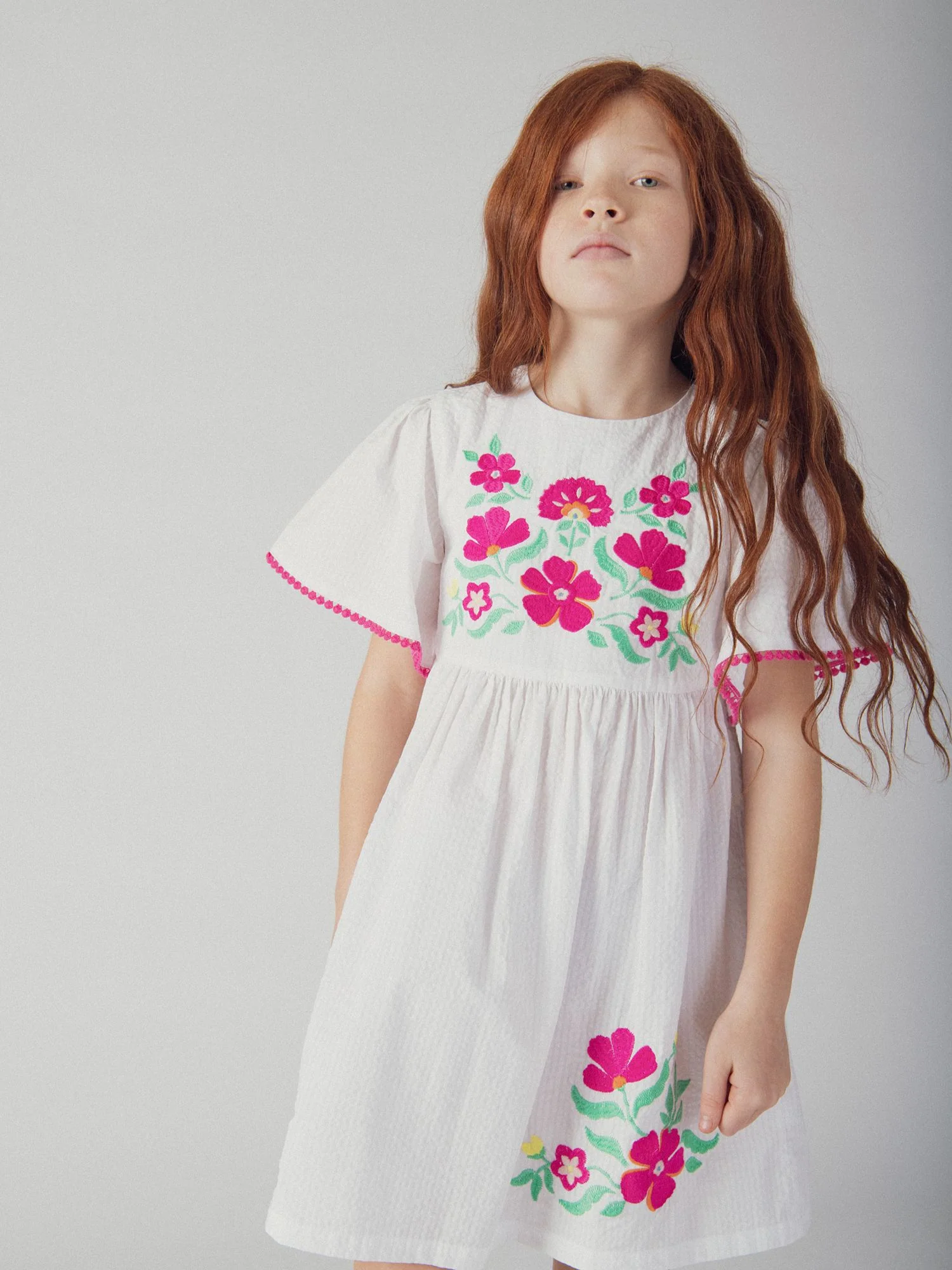 Robe blanche à broderies florales pour fille - Image 3