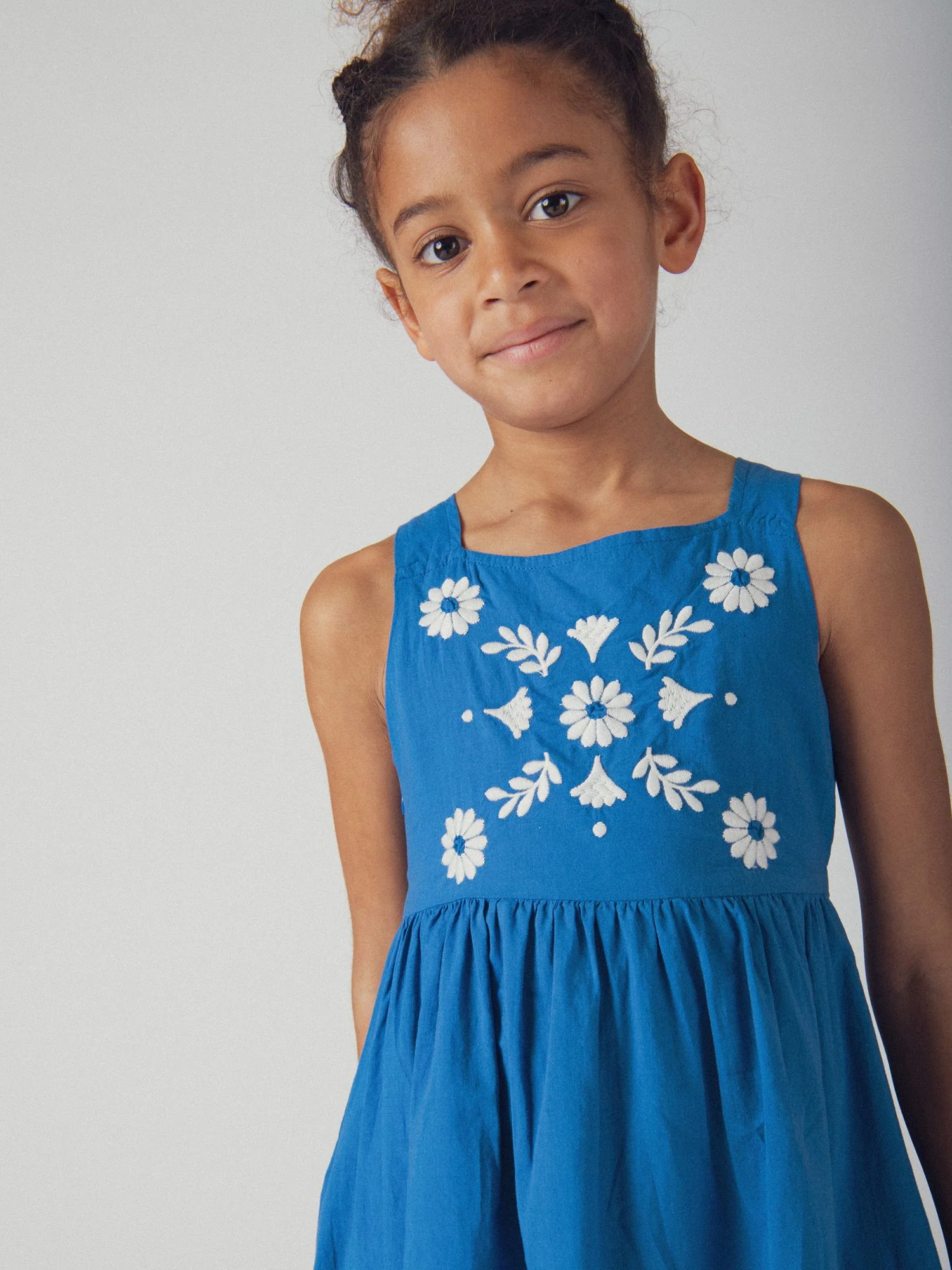 Robe bleue à broderies forales pour fille - Image 4