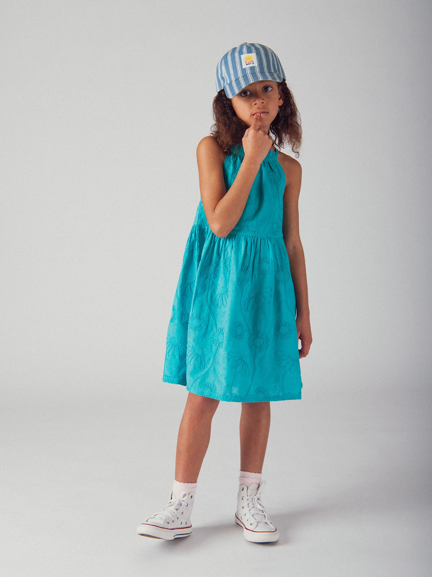 Robe bleue entièrement brodée pour fille - Image 2