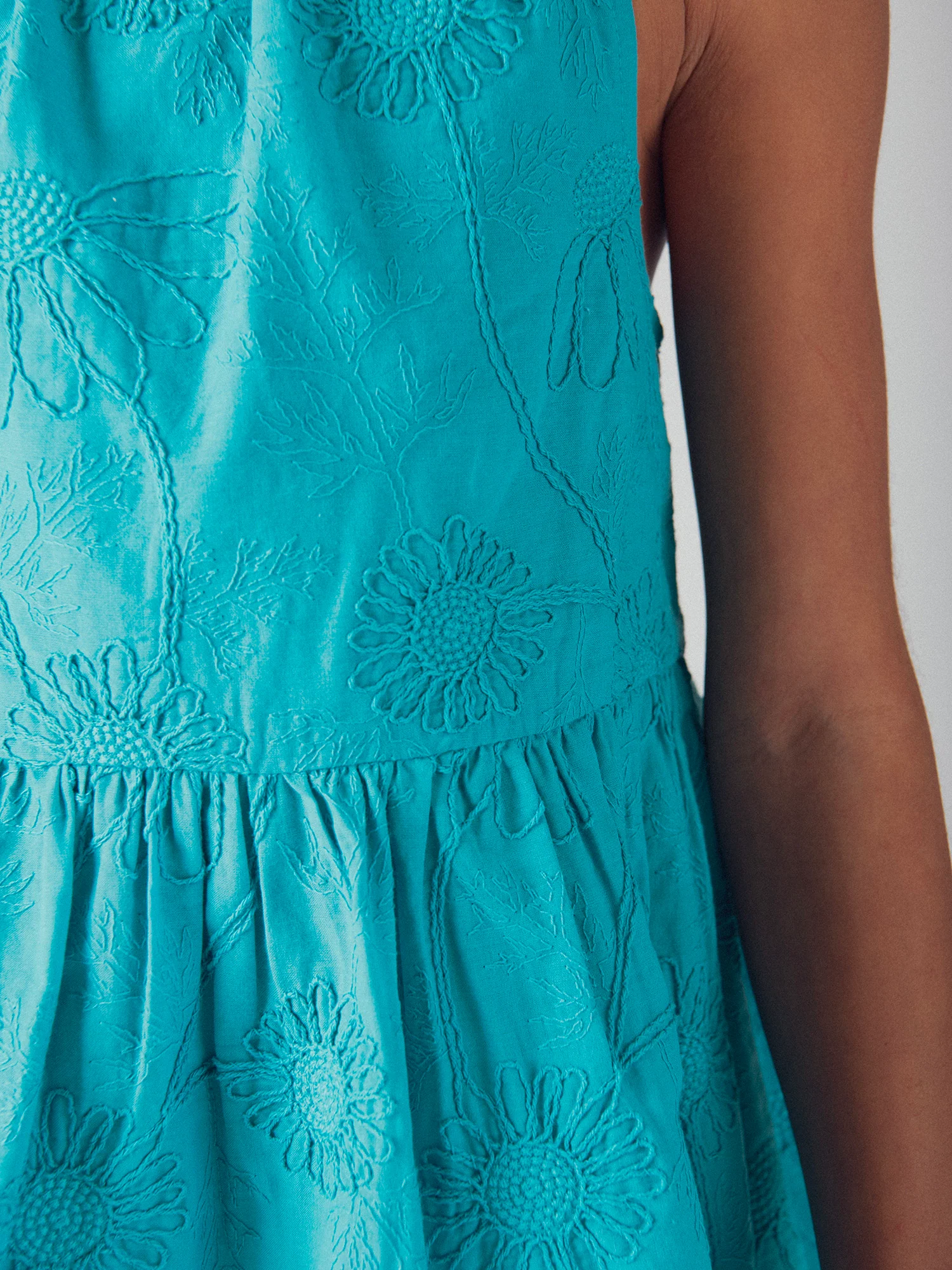 Robe bleue entièrement brodée pour fille - Image 3