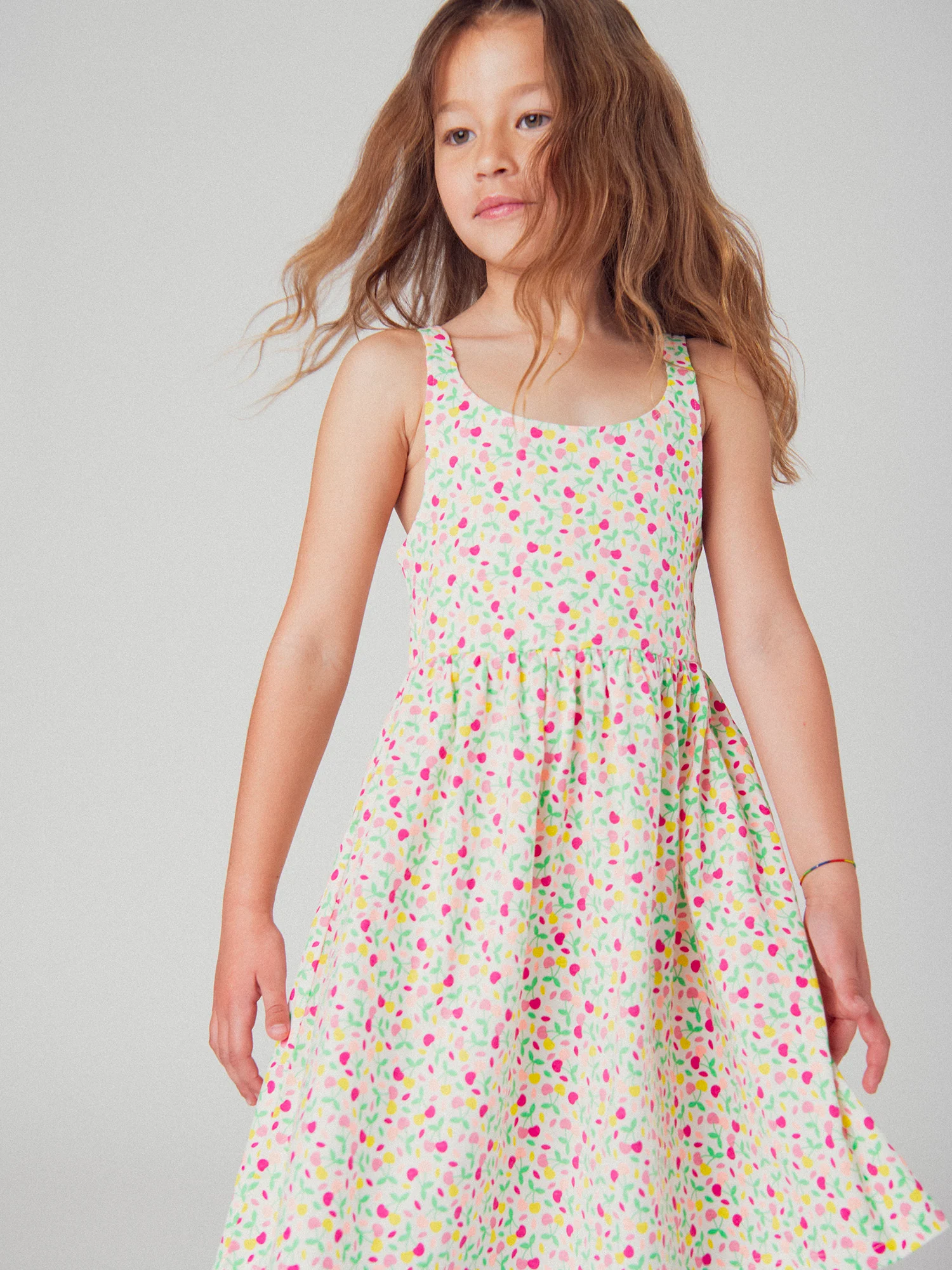 Robe à bretelles imprimé cerises colorées pour fille - Image 3
