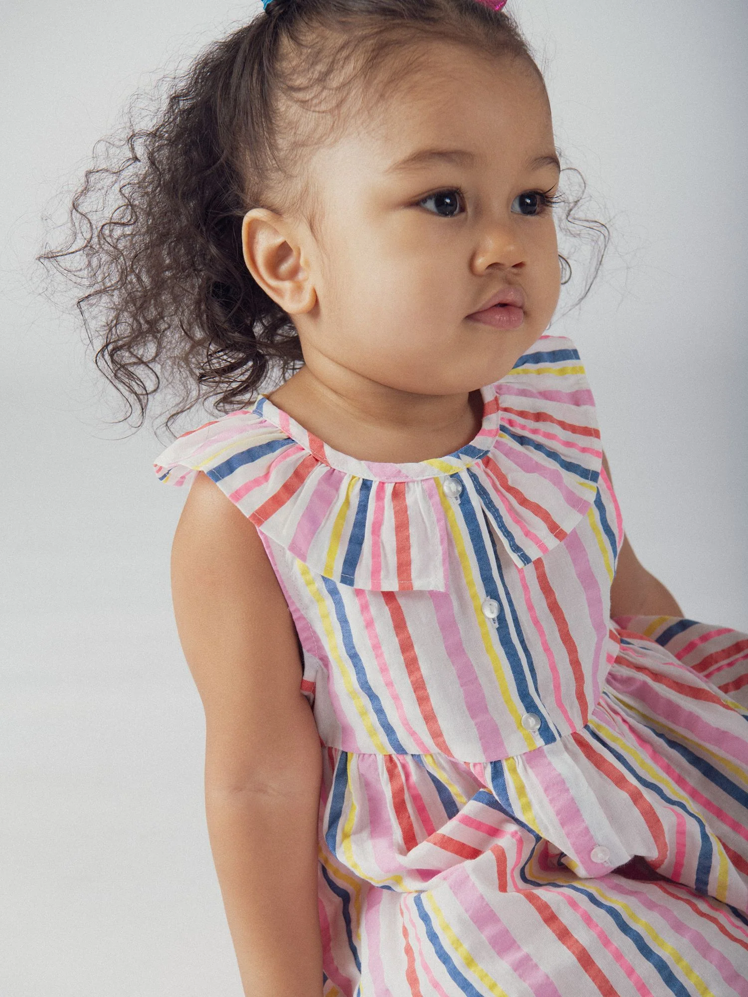 Robe à rayures multicolores et col volanté pour bébé fille - Image 4