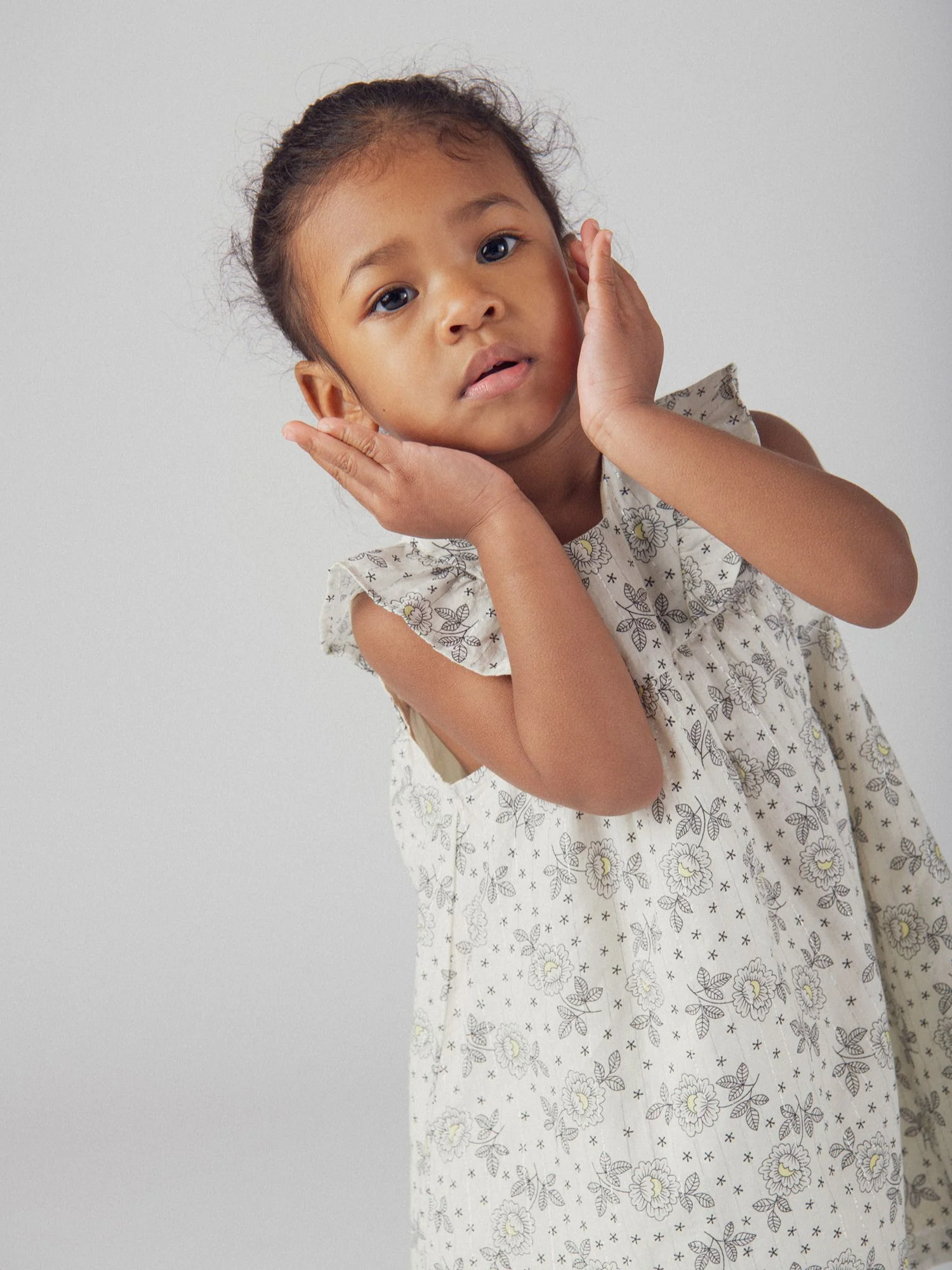 Robe fleurie pour bébé fille à épaules volantées avec bloomer pour bébé fille - Image 2