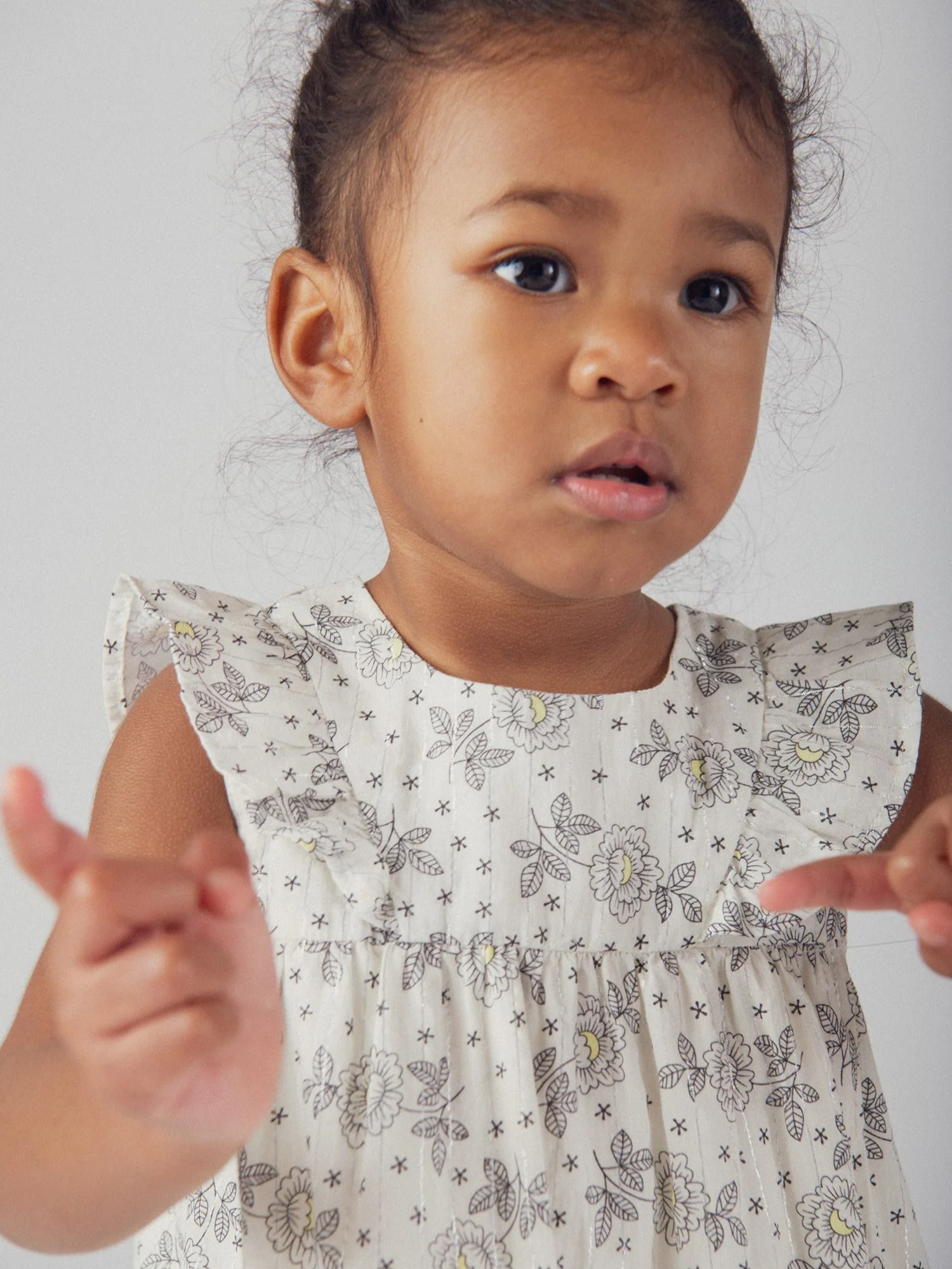 Robe fleurie pour bébé fille à épaules volantées avec bloomer pour bébé fille - Image 3