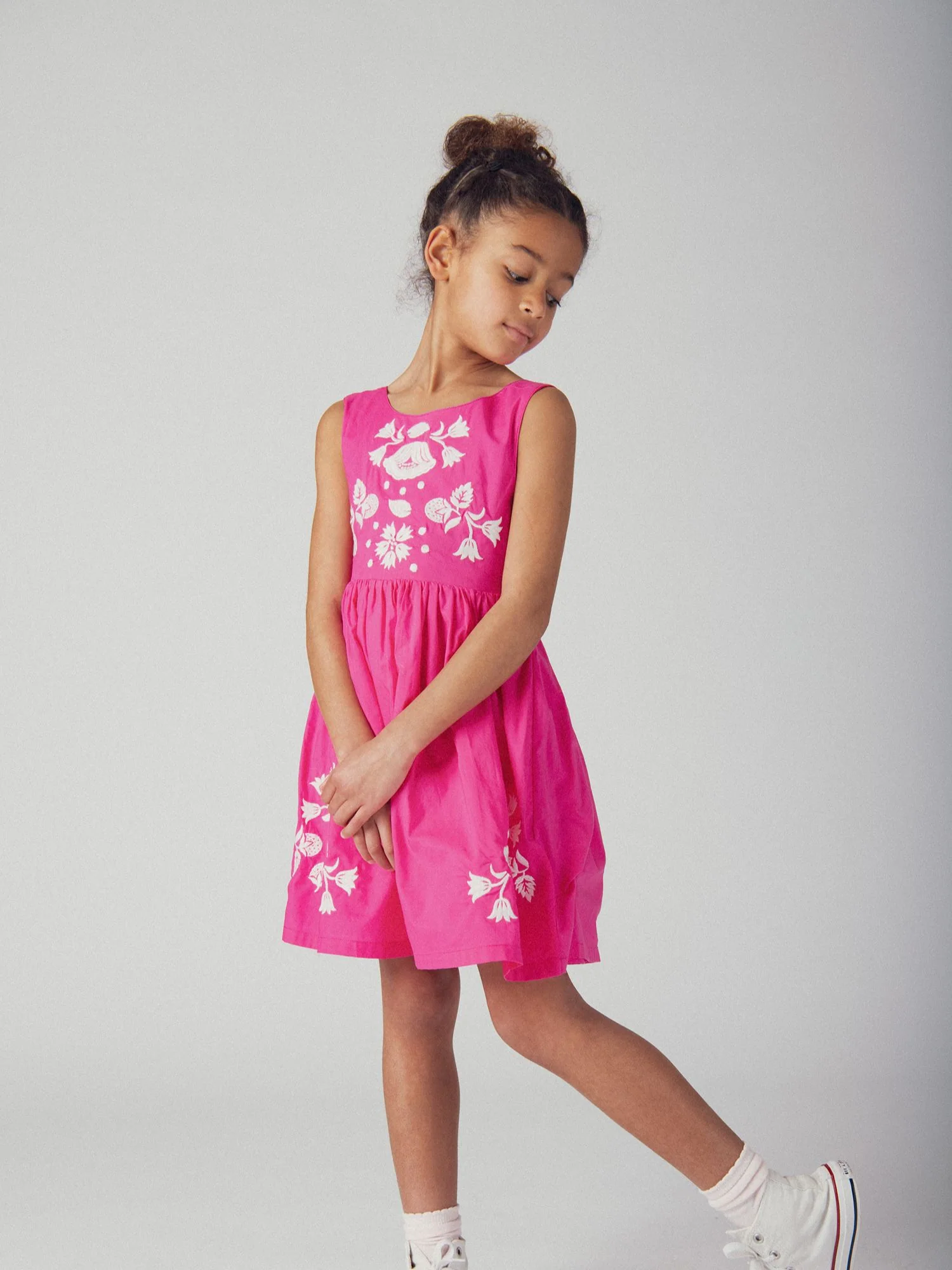 Robe rose à broderies florales pour fille - Image 2