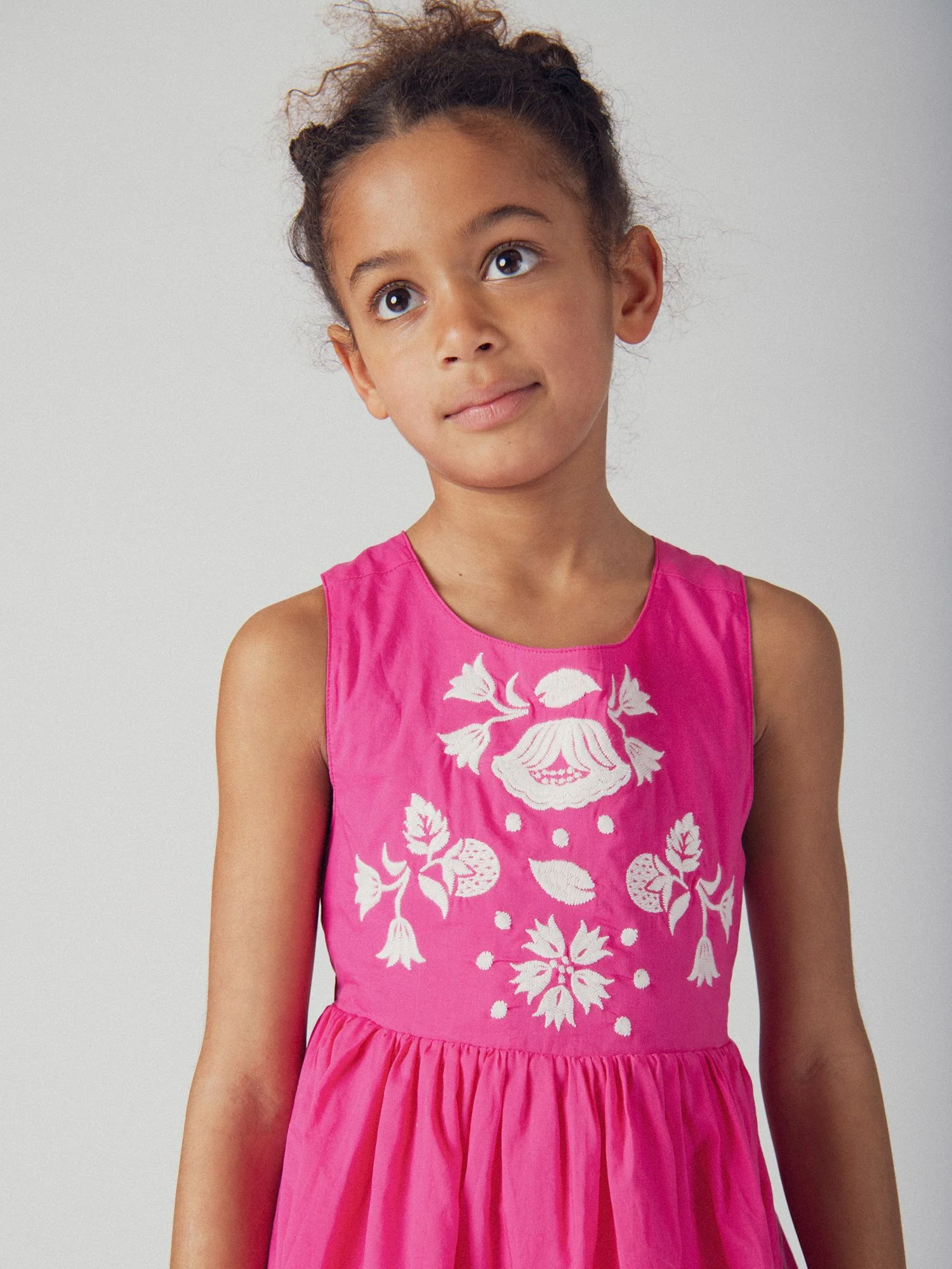 Robe rose à broderies florales pour fille - Image 3