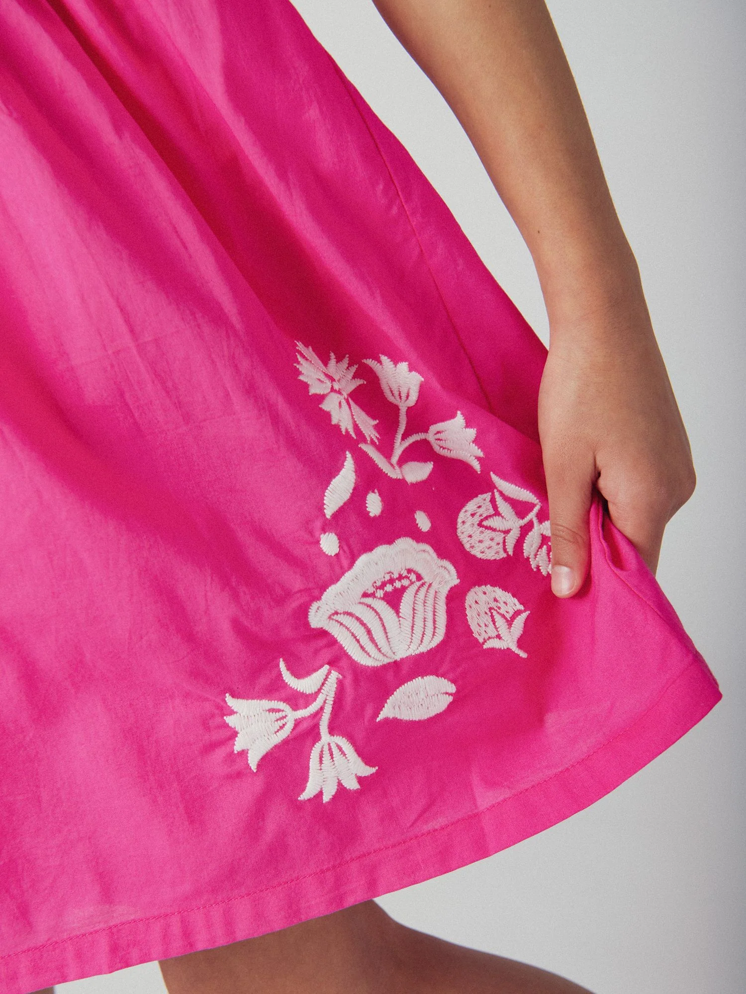 Robe rose à broderies florales pour fille - Image 4
