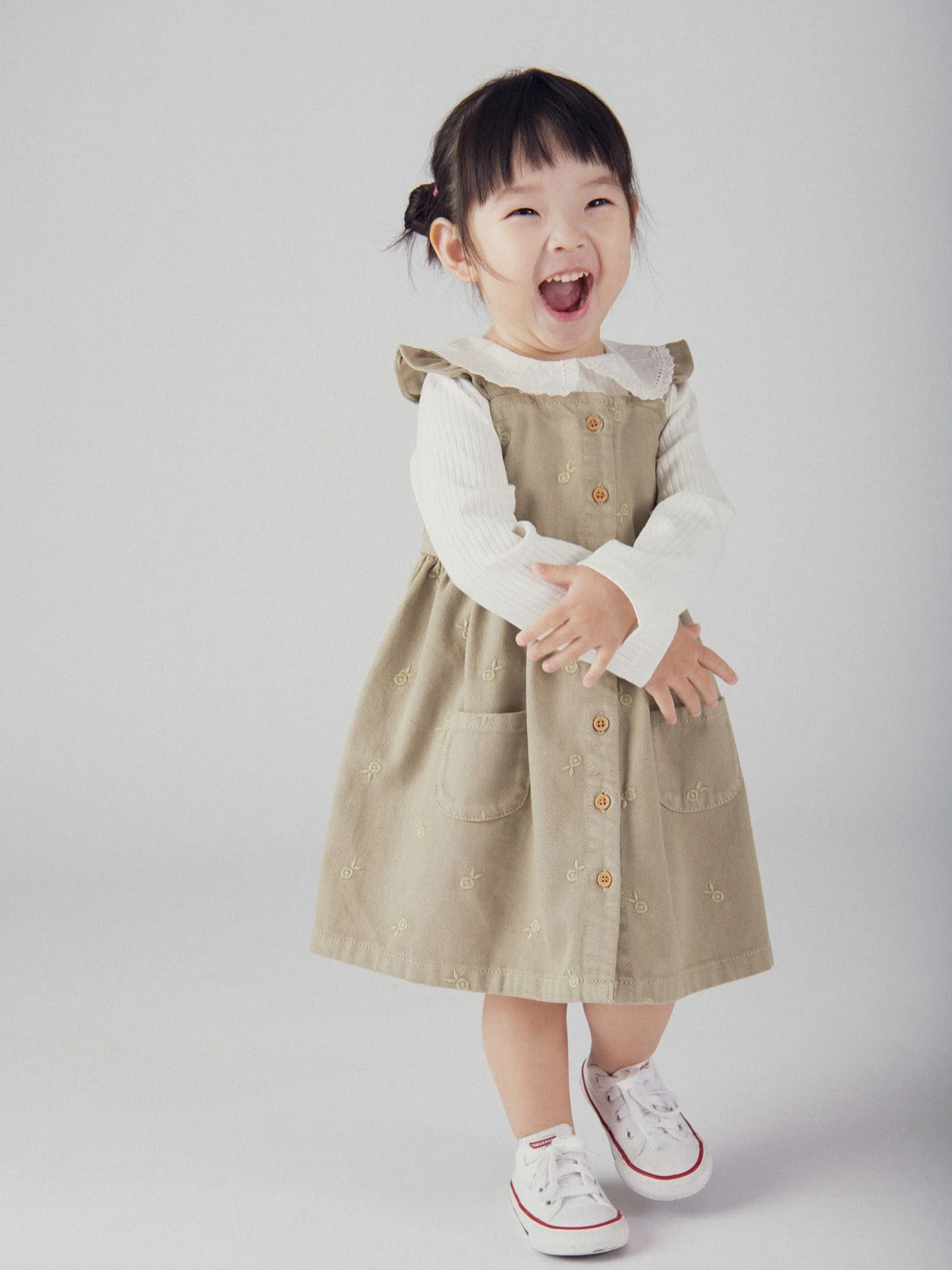Robe salopette avec broderies fleurs pour bébé fille - Image 2