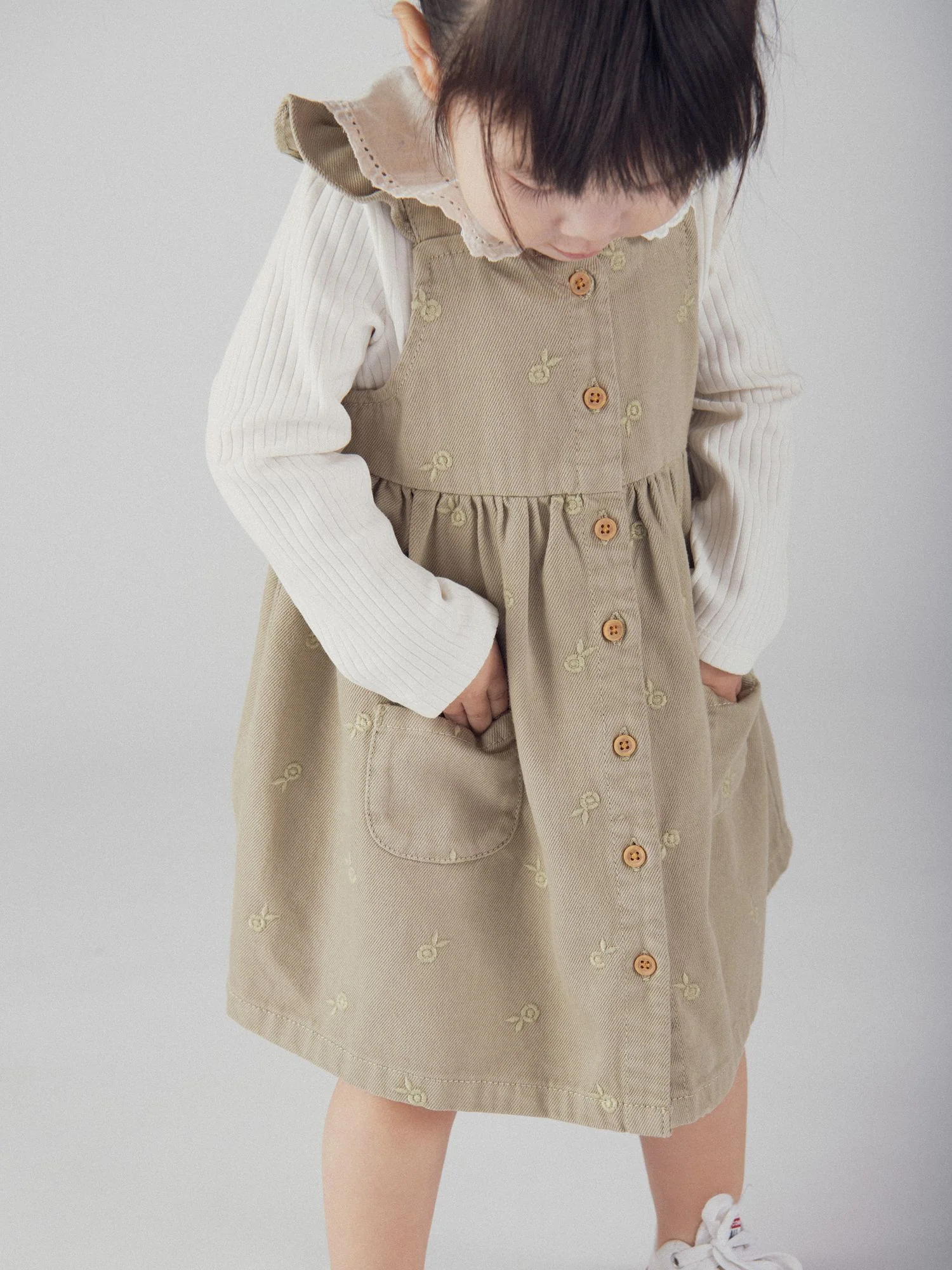 Robe salopette avec broderies fleurs pour bébé fille - Image 5
