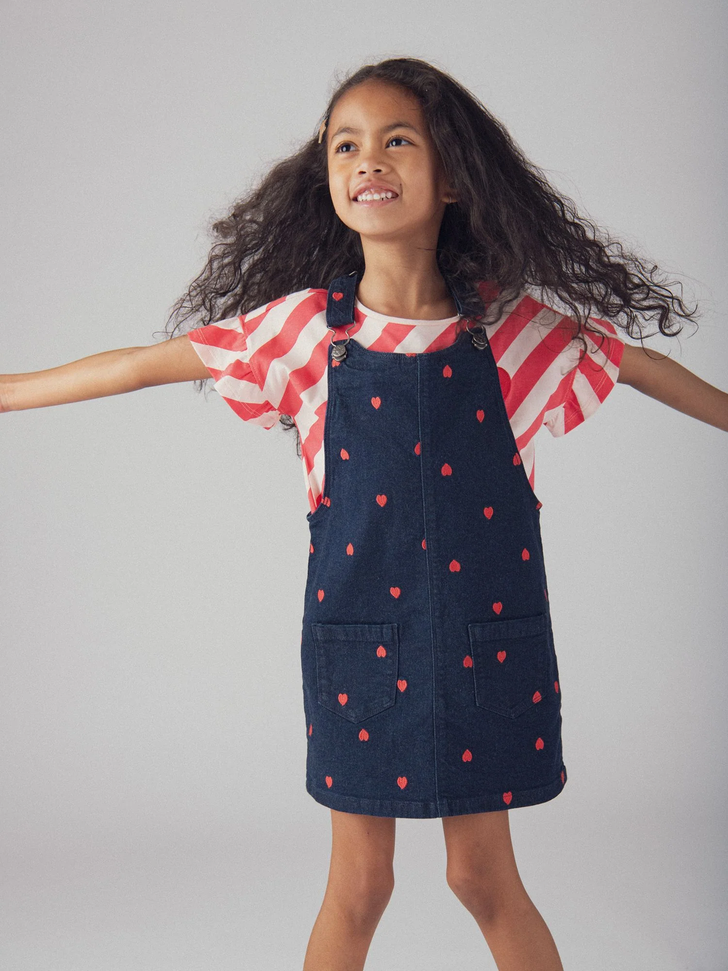 Robe-salopette bleu en denim et broderies cœur pour fille - Image 2