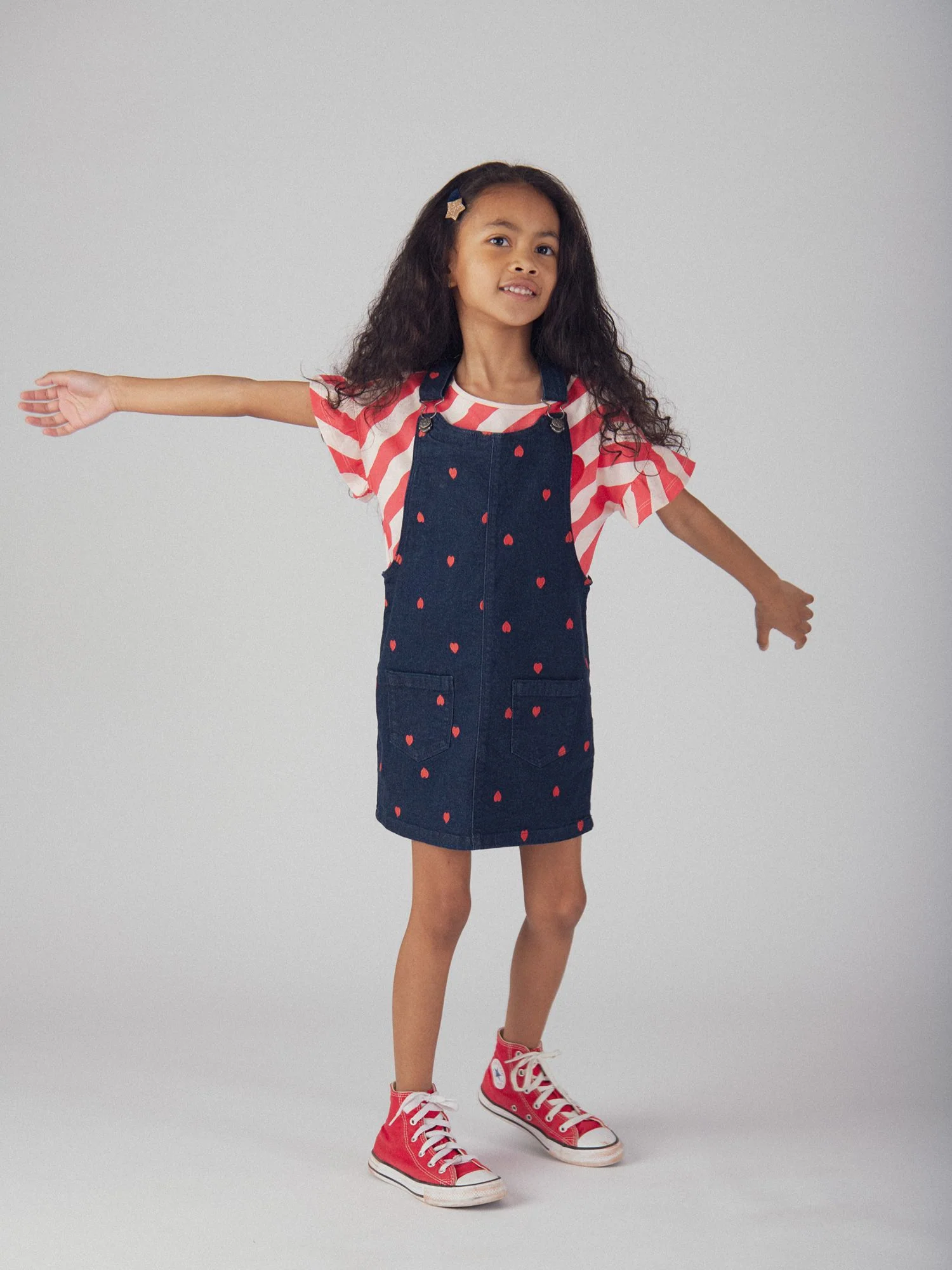 Robe-salopette bleu en denim et broderies cœur pour fille - Image 3