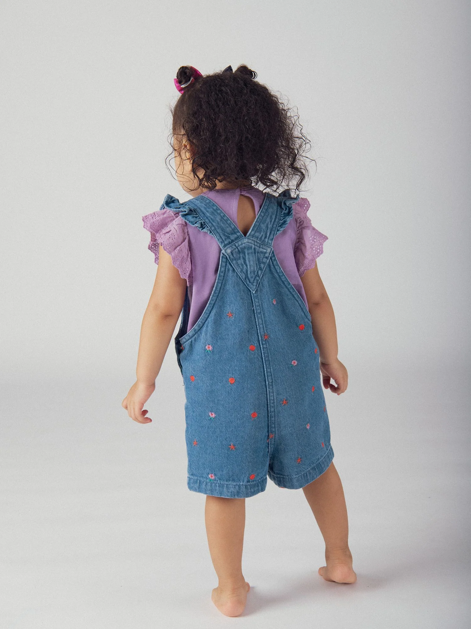 Salopette à volant courte en denim avec broderie "floral" et "fruité" pour bébé fille - Image 4
