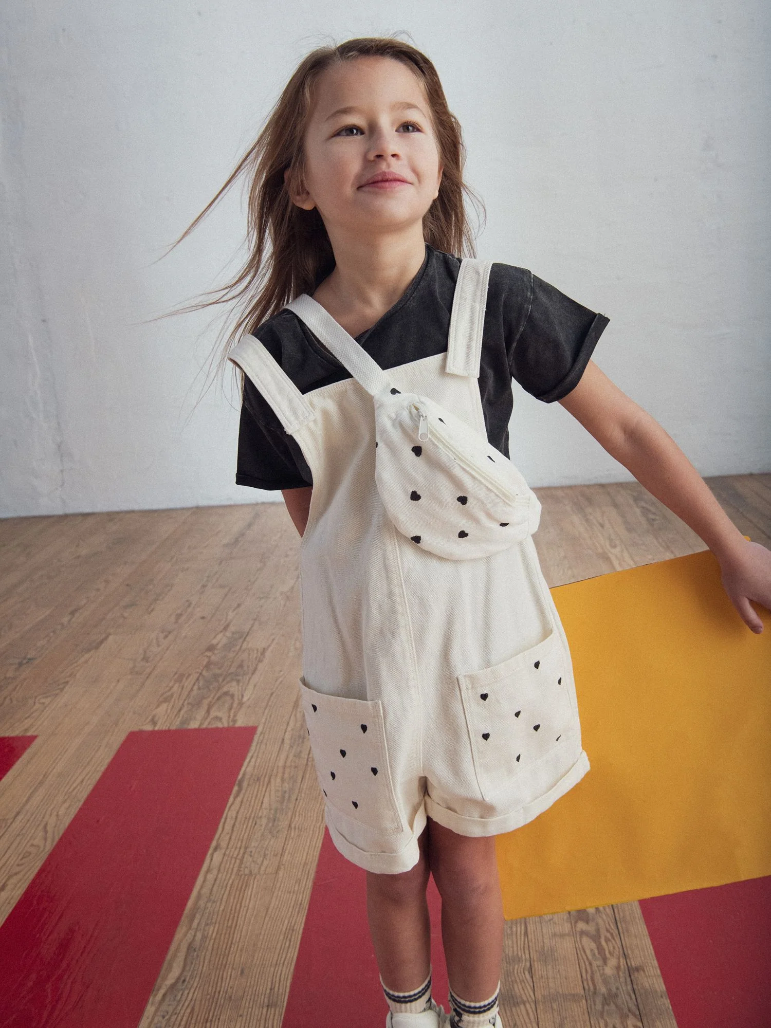 Salopette courte broderies coeur pour fille - Image 2