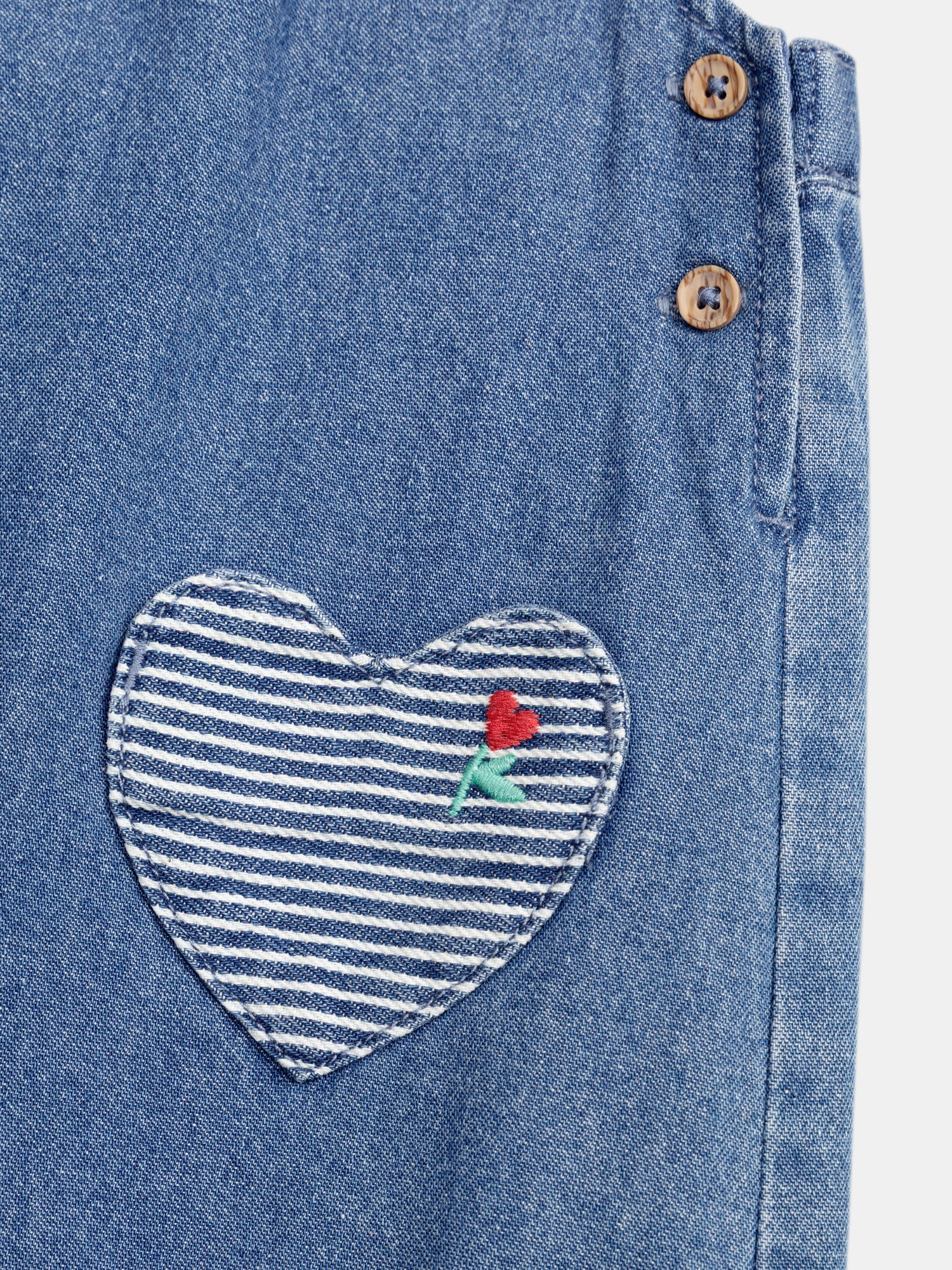 Salopette denim avec poches cœurs brodé pour bébé fille - Image 2